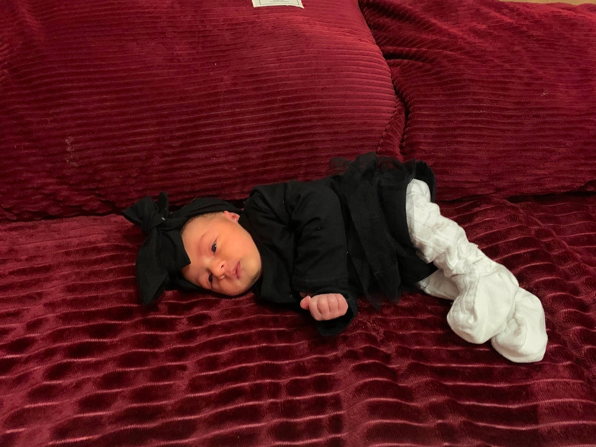 Maylis a rejoint le concours — aidez-le/la à gagner de superbes lots ! carpet, comfort, finger, flash_photography, floor, flooring, fun, hair, hardwood, head, human_body, human_leg, linens, orange, person, red, sitting, textile, tints_and_shades, toddler