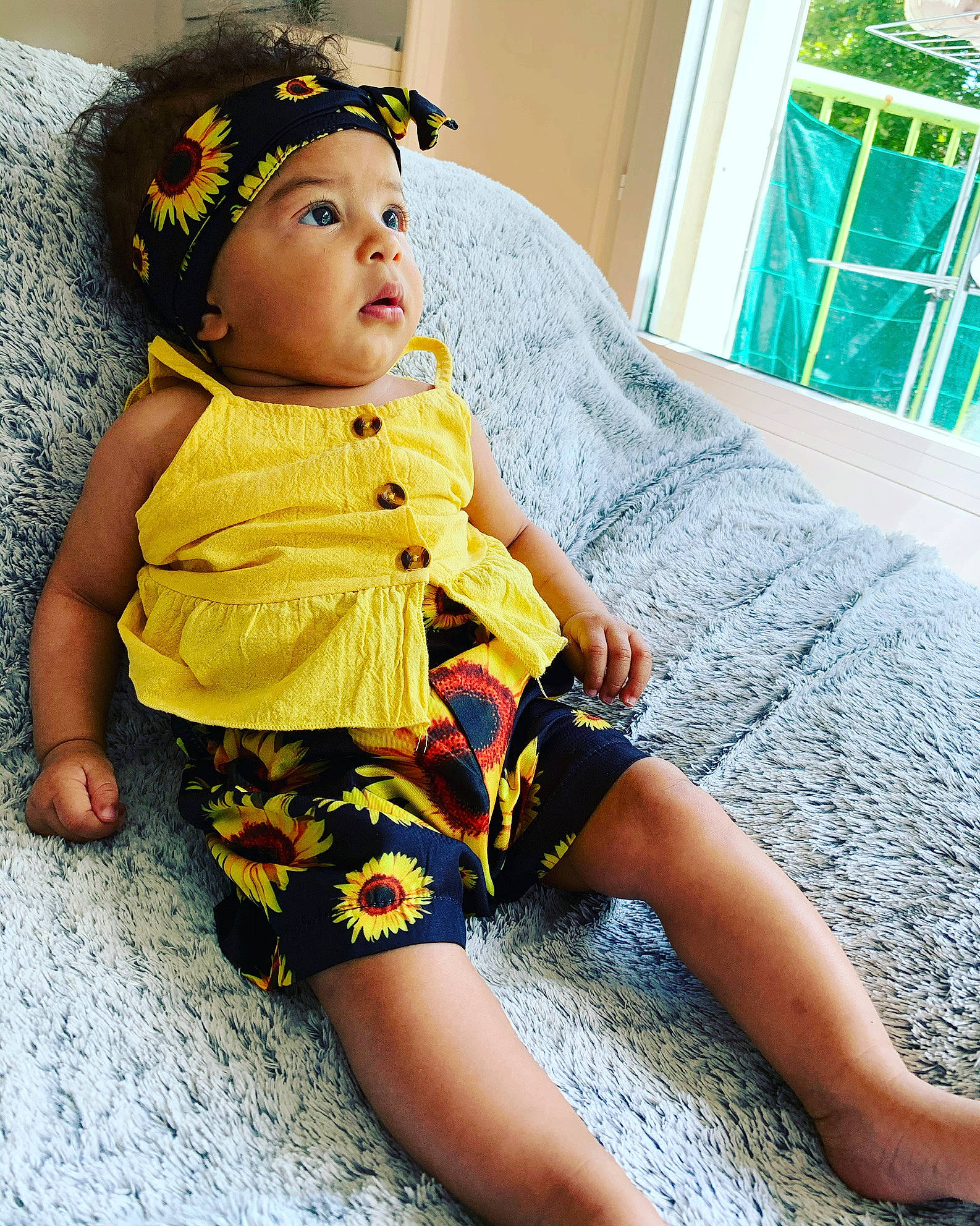 Kataléya a rejoint le concours — aidez-le/la à gagner de superbes lots ! baby, baby_toddler_clothing, beauty, child, design, eye, fashion_accessory, hair_accessory, headband, headgear, headwear, leg, lip, pattern, person, play, sitting, skin, textile, thigh