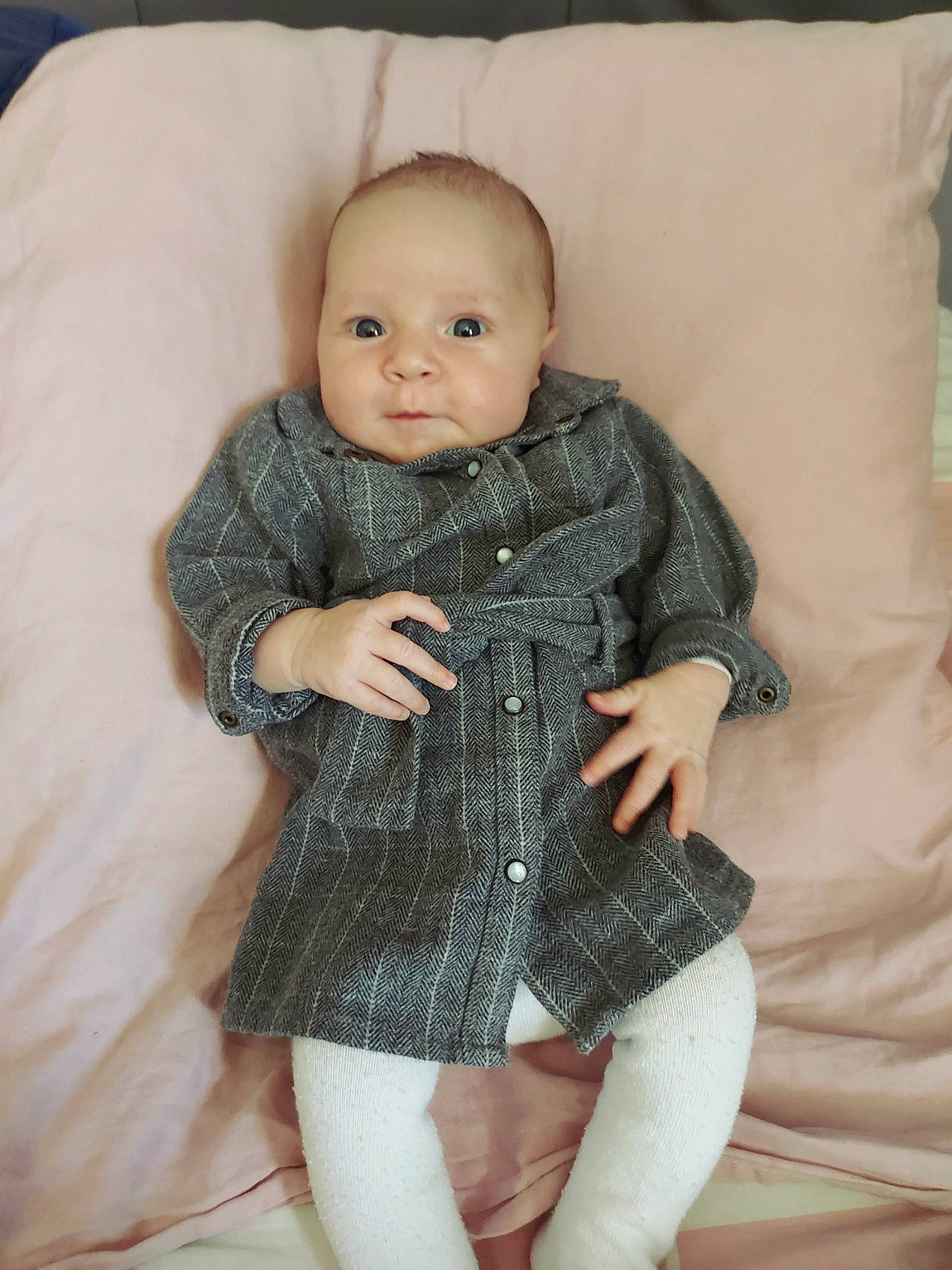Thalia a rejoint le concours — aidez-le/la à gagner de superbes lots ! baby, baby_toddler_clothing, comfort, day_dress, dress, eye, grey, head, iris, linens, lip, outerwear, pattern, person, sitting, skin, sleeve, tartan, textile, thigh