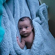 Kaïs a rejoint le concours — aidez-le/la à gagner de superbes lots ! baby, blanket, blue, cozy, cute, face, infant, newborn, person, portrait, soft, snug, toddler, warm, wrapping, young, child, indoor, skin, sleeping_area