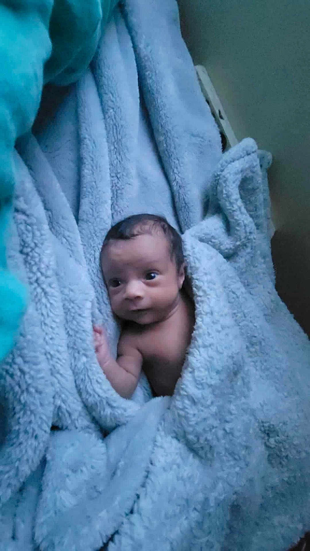 Kaïs a rejoint le concours — aidez-le/la à gagner de superbes lots ! baby, blanket, blue, cozy, cute, face, infant, newborn, person, portrait, soft, snug, toddler, warm, wrapping, young, child, indoor, skin, sleeping_area