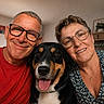 Kapy a rejoint le concours — aidez-le/la à gagner de superbes lots ! casual_clothing, closeup, collar, couple, dog, face, furniture, glasses, happy, indoor, living_room, man, middle_aged, pet, portrait, short_hair, smile, together, tongue_out, woman