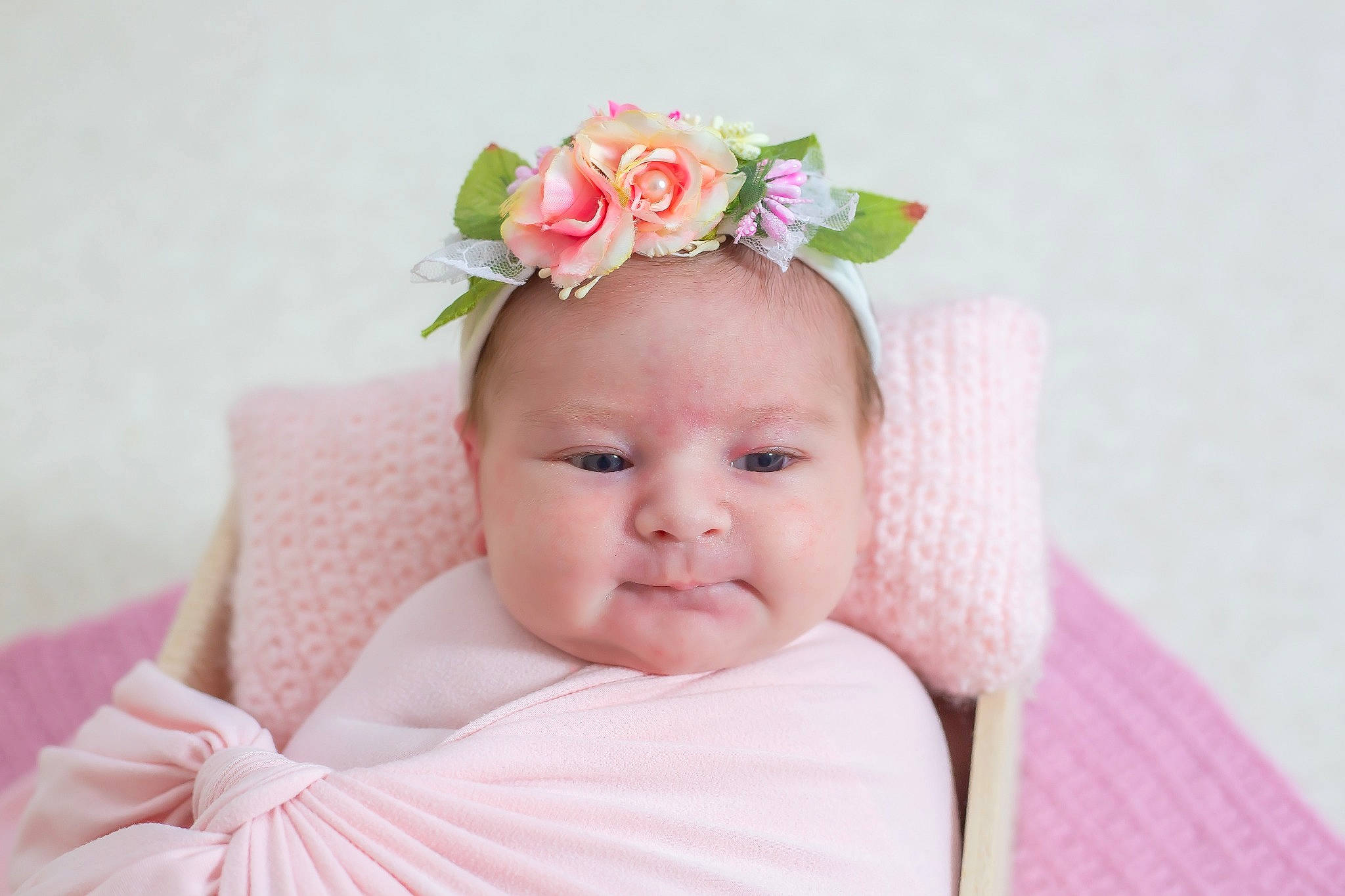 Iris participe au concours pour gagner de l'argent avec cette photo : baby, baby_toddler_clothing, child, comfort, costume_hat, face, flower, hair_accessory, happy, headband, headgear, headpiece, iris, jewellery, person, petal, pink, plant, skin, textile