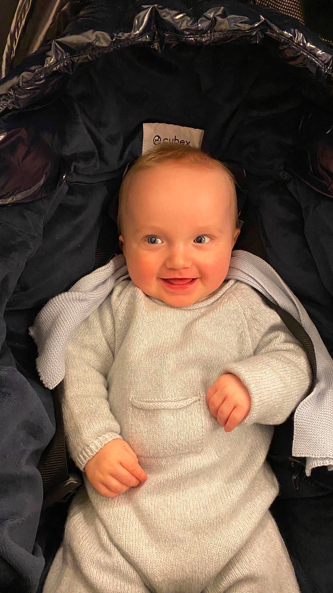 Edgar a rejoint le concours — aidez-le/la à gagner de superbes lots ! arm, baby, baby_toddler_clothing, brown, cheek, comfort, eyebrow, flash_photography, gesture, hairstyle, iris, joy, lip, nose, organ, outerwear, person, product, skin, sleeve