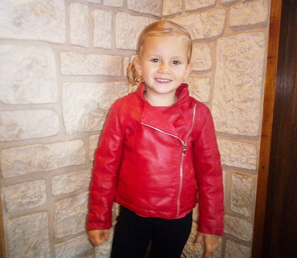 Joye a rejoint le concours — aidez-le/la à gagner de superbes lots ! child, child_model, girl, jacket, joy, leather_jacket, material, outerwear, person, red, smile, standing, textile, toddler, top