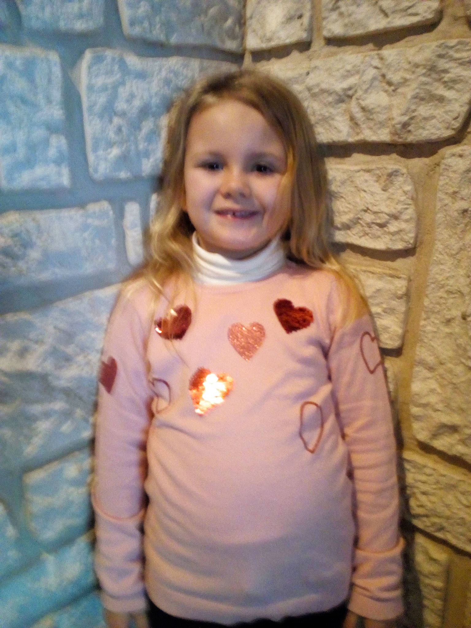 Joye participe au concours pour gagner de l'argent avec cette photo : child, fun, joy, outerwear, person, sleeve, smile, toddler, vacation