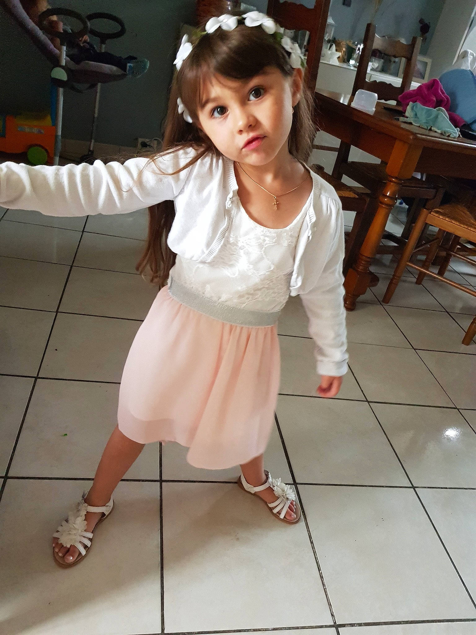 MÉlina participe au concours pour gagner de l'argent avec cette photo : abdomen, child, clothing, flooring, girl, joint, leg, person, product, shoulder, skin, sleeve, snapshot, textile, toddler, trunk, white