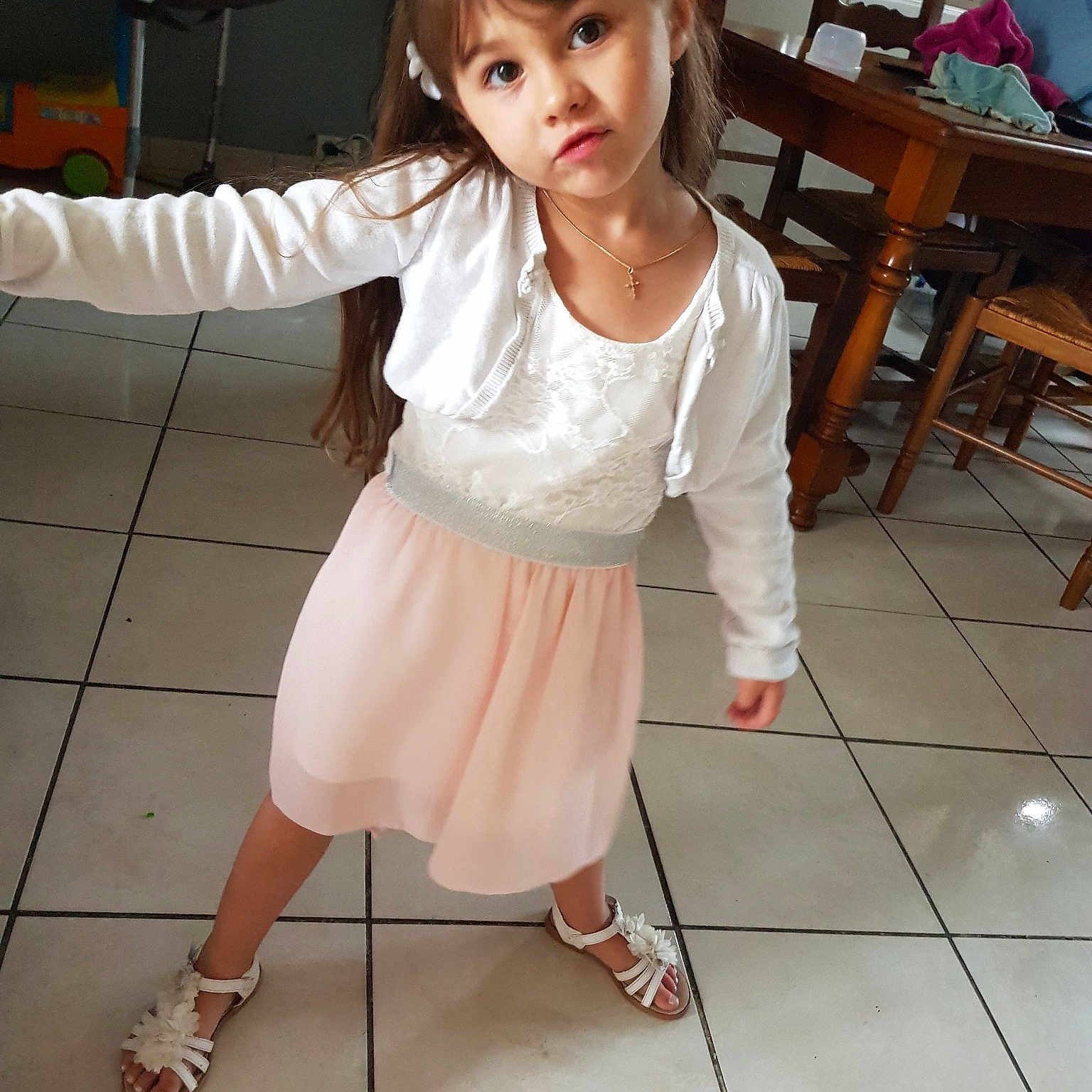 MÉlina participe au concours pour gagner de l'argent avec cette photo : abdomen, child, clothing, flooring, girl, joint, leg, person, product, shoulder, skin, sleeve, snapshot, textile, toddler, trunk, white