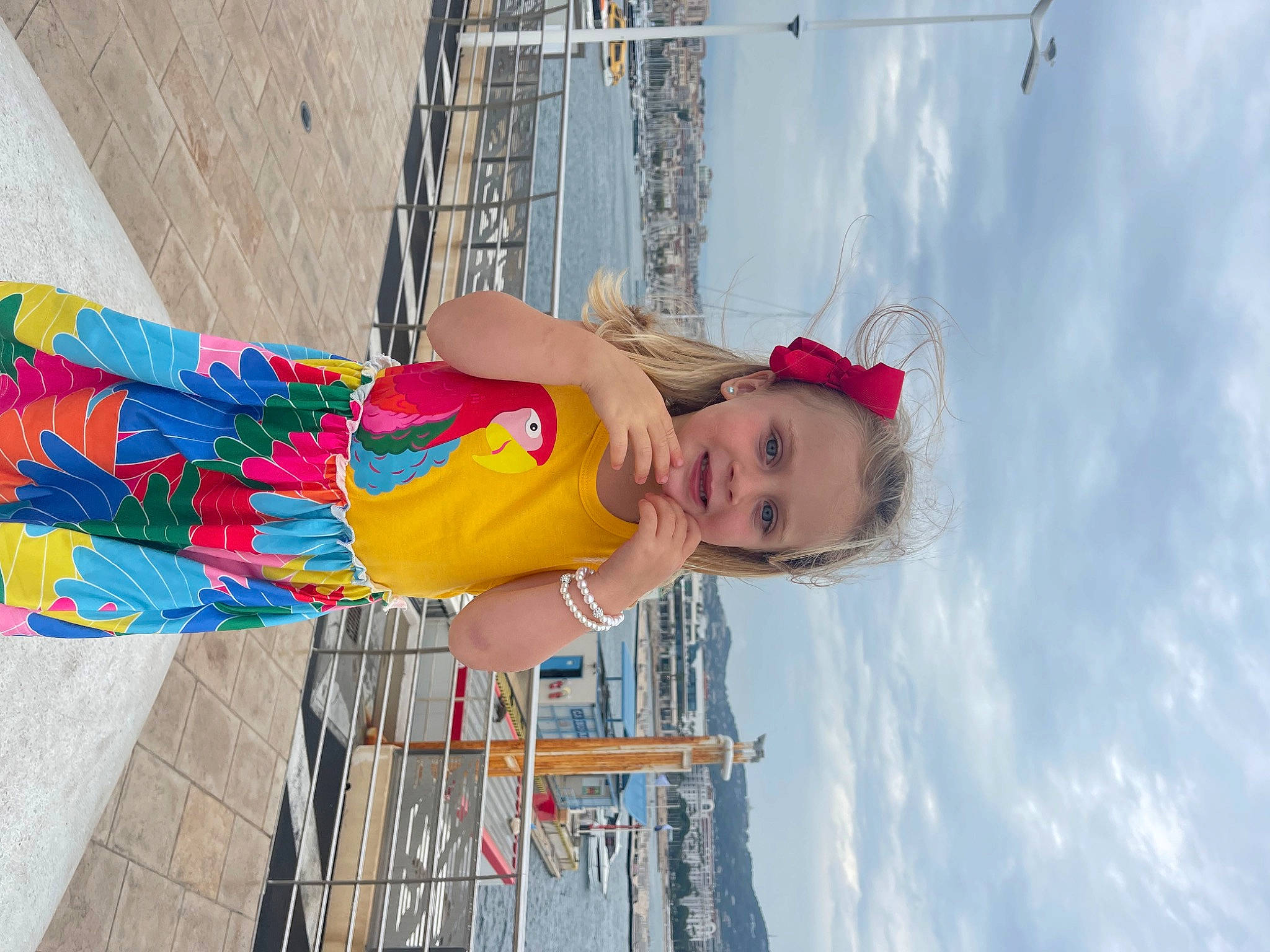 Giulia a rejoint le concours — aidez-le/la à gagner de superbes lots ! child, cloud, electric_blue, electrical_supply, electricity, fun, happy, hat, human_leg, leisure, magenta, overhead_power_line, person, public_utility, sky, toddler, vacation, wire