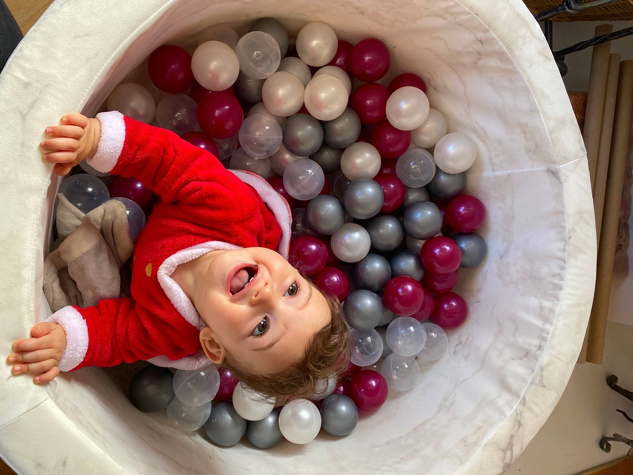 Romy a rejoint le concours — aidez-le/la à gagner de superbes lots ! baby, child, circle, event, fun, happy, icing, leisure, nail, party_supply, pattern, person, photograph, pink, play, recreation, red, smile, sweetness, toddler