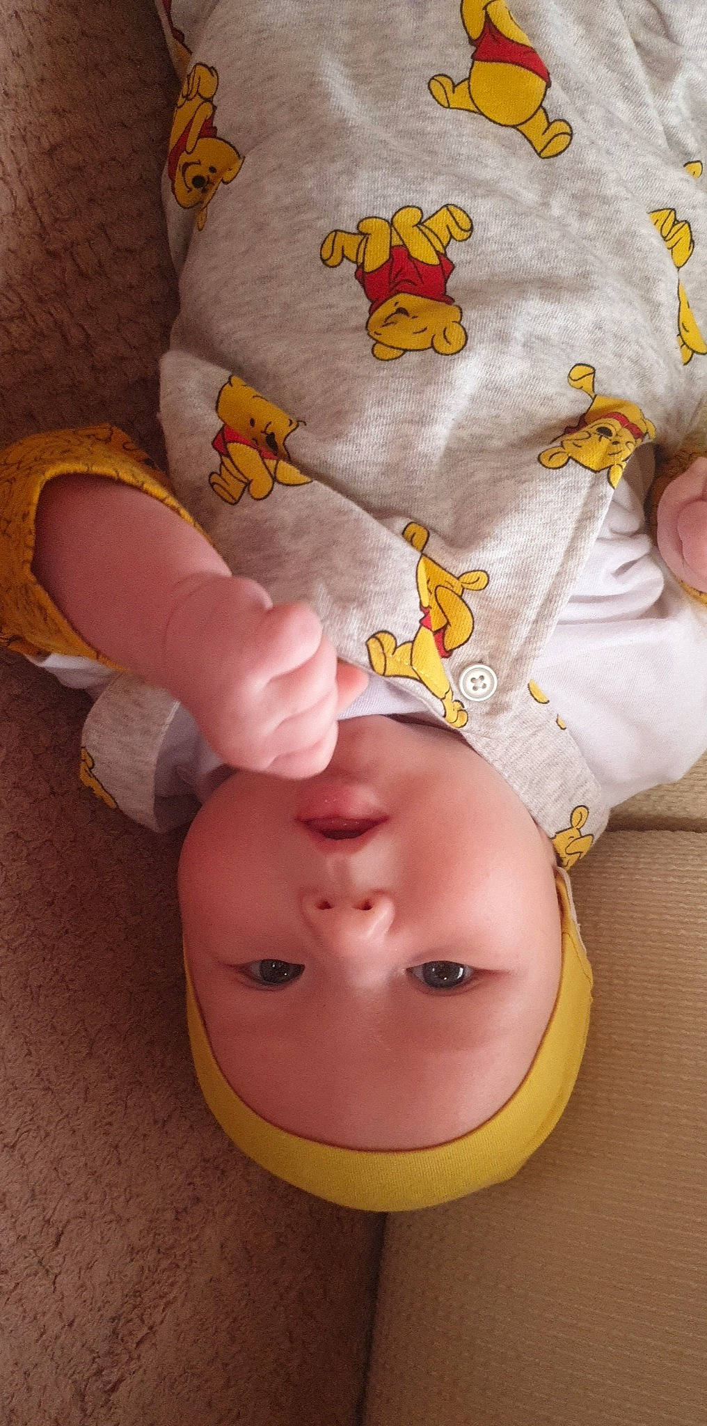 Mewen a rejoint le concours — aidez-le/la à gagner de superbes lots ! baby, cheek, child, head, headwear, person, toddler, yellow