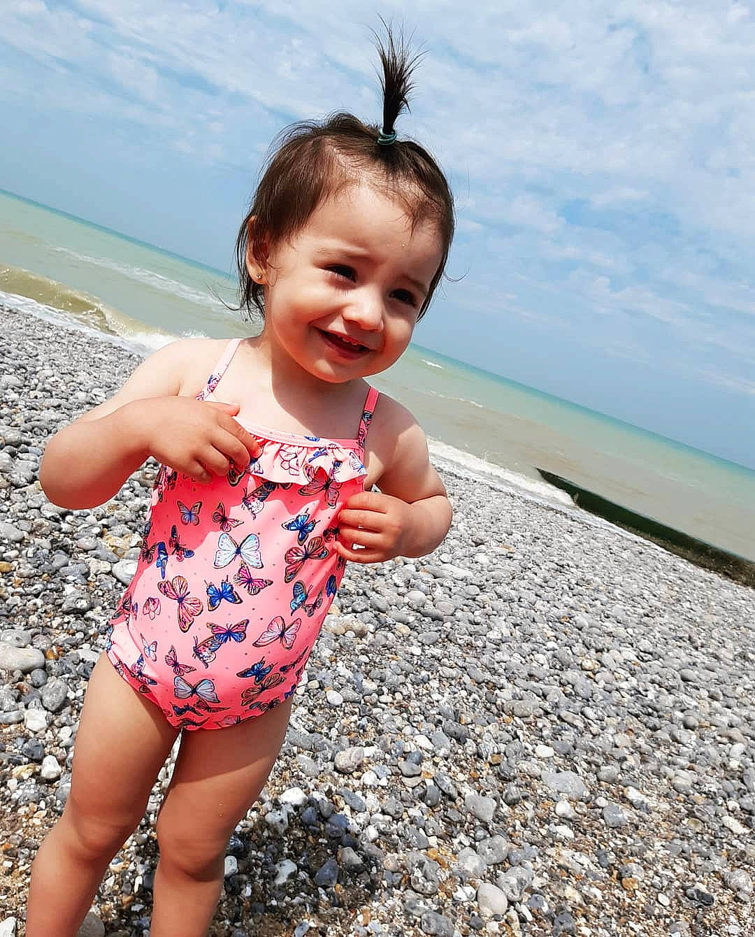 Yasmina a rejoint le concours — aidez-le/la à gagner de superbes lots ! baby, beach, beauty, child, fun, happy, joy, ocean, person, play, sand, sea, skin, sky, smile, summer, toddler, vacation