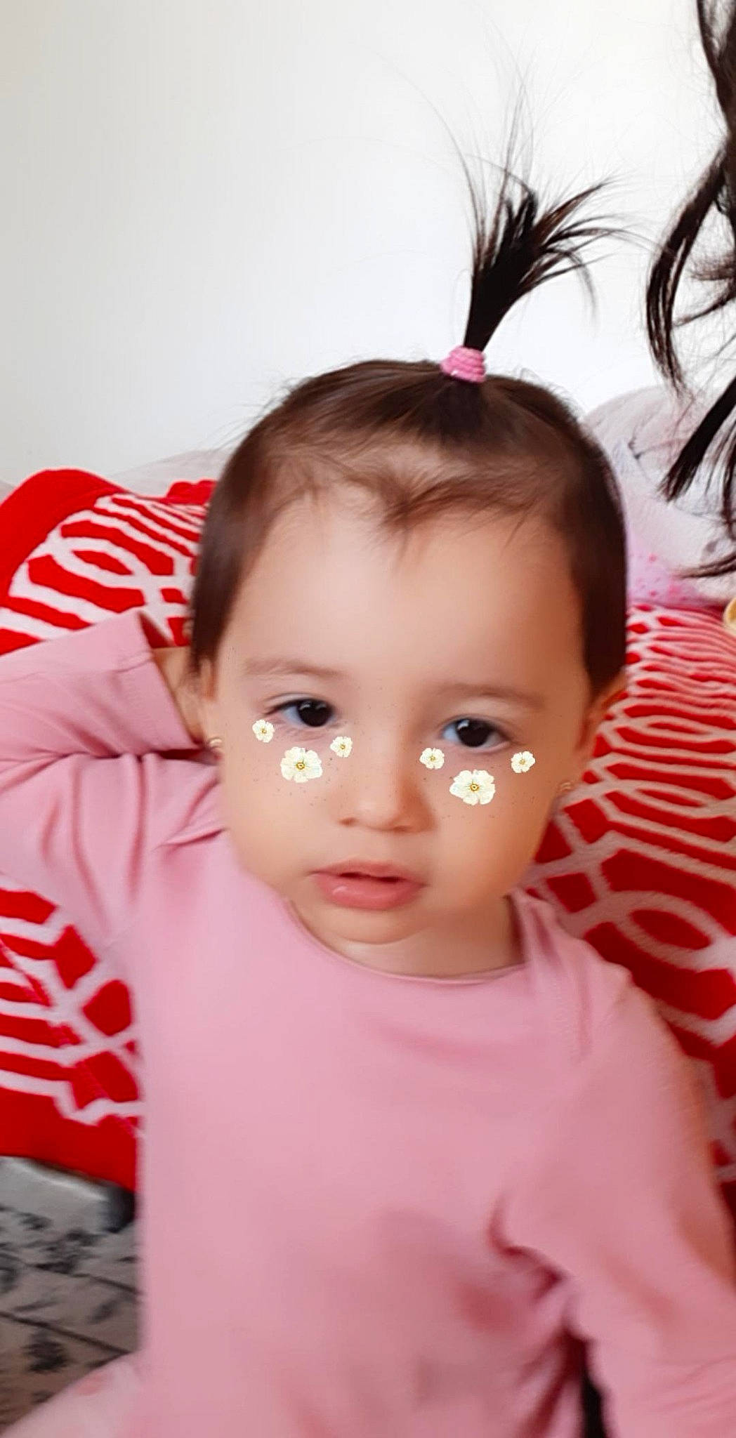 Yasmina participe au concours pour gagner de l'argent avec cette photo : baby, black_hair, cheek, child, ear, eye, eyebrow, eyelash, face, forehead, hair, hair_accessory, hairstyle, head, lip, person, pink, skin, toddler