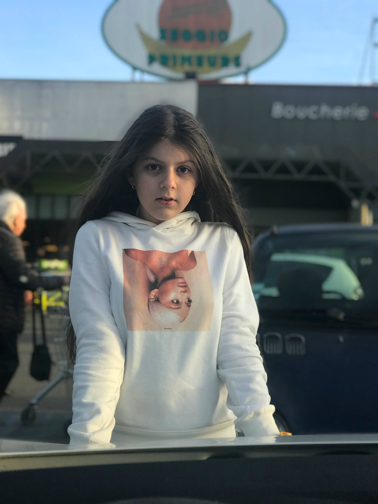 Mylena participe au concours pour gagner de l'argent avec cette photo : auto_part, automotive_window_part, car, family_car, person, photography, street_fashion, t_shirt, vehicle, vehicle_door, windshield