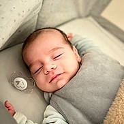 Swann a rejoint le concours — aidez-le/la à gagner de superbes lots ! baby, sleeping, crib, blanket, pacifier, infant, cozy, cute, soft, child, peaceful, comfort, bed, face, skin, clothing, indoors, rest, young, portrait