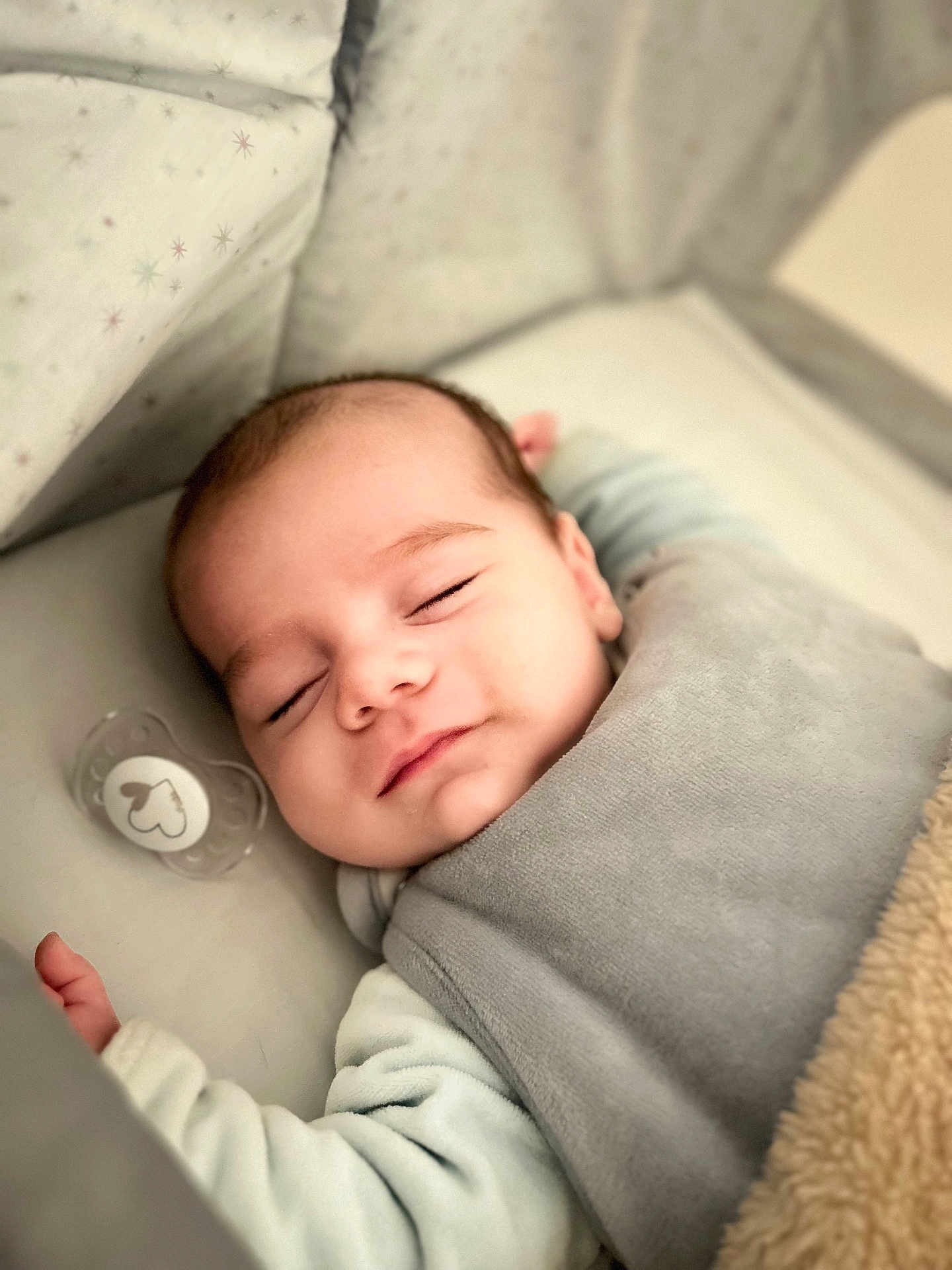 Swann a rejoint le concours — aidez-le/la à gagner de superbes lots ! baby, sleeping, crib, blanket, pacifier, infant, cozy, cute, soft, child, peaceful, comfort, bed, face, skin, clothing, indoors, rest, young, portrait