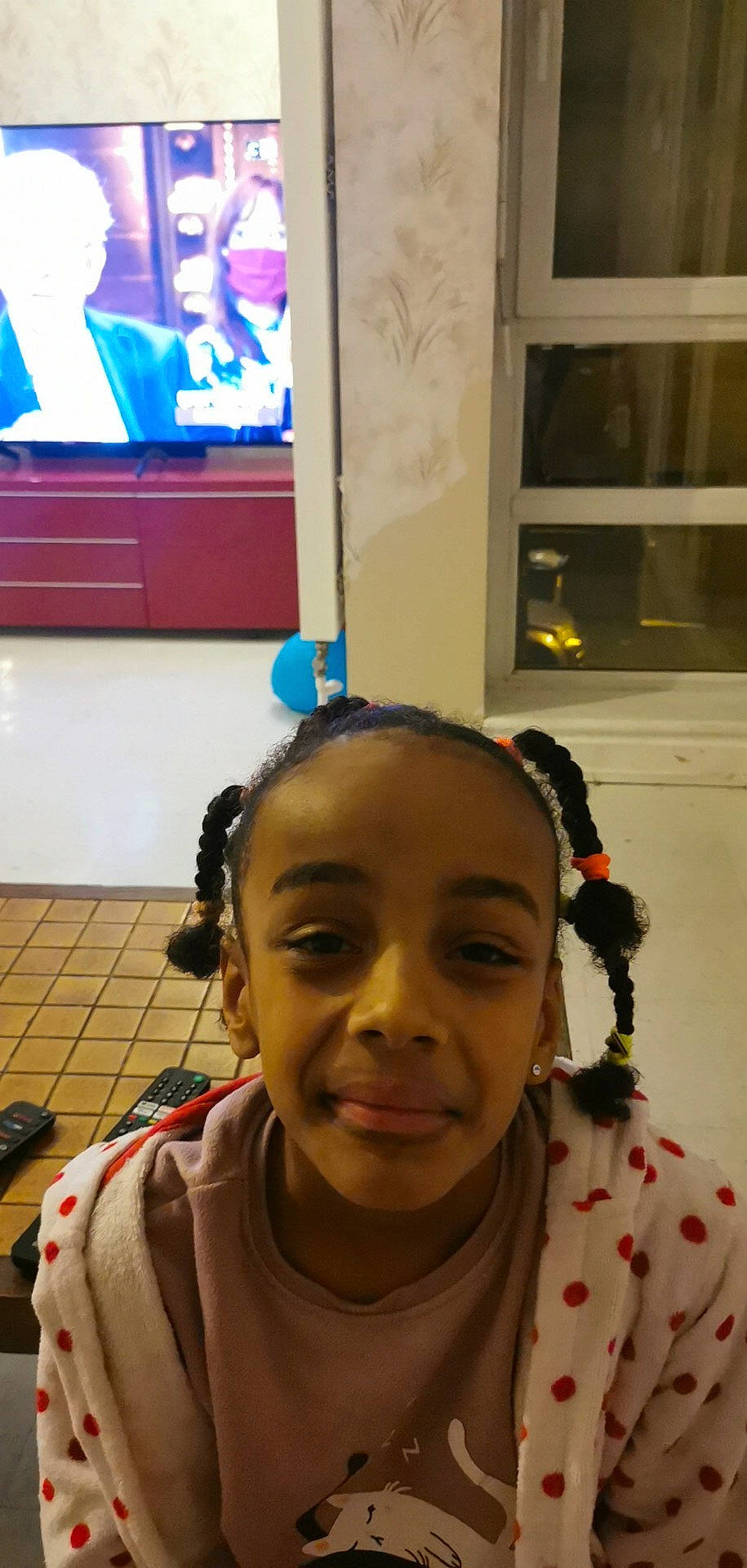 Inés participe au concours pour gagner de l'argent avec cette photo : audio_equipment, black_hair, cheek, child, ear, electronic_device, eye, eyebrow, eyelash, forehead, fun, hairstyle, happy, hearing, neck, nose, person, smile, snapshot, technology