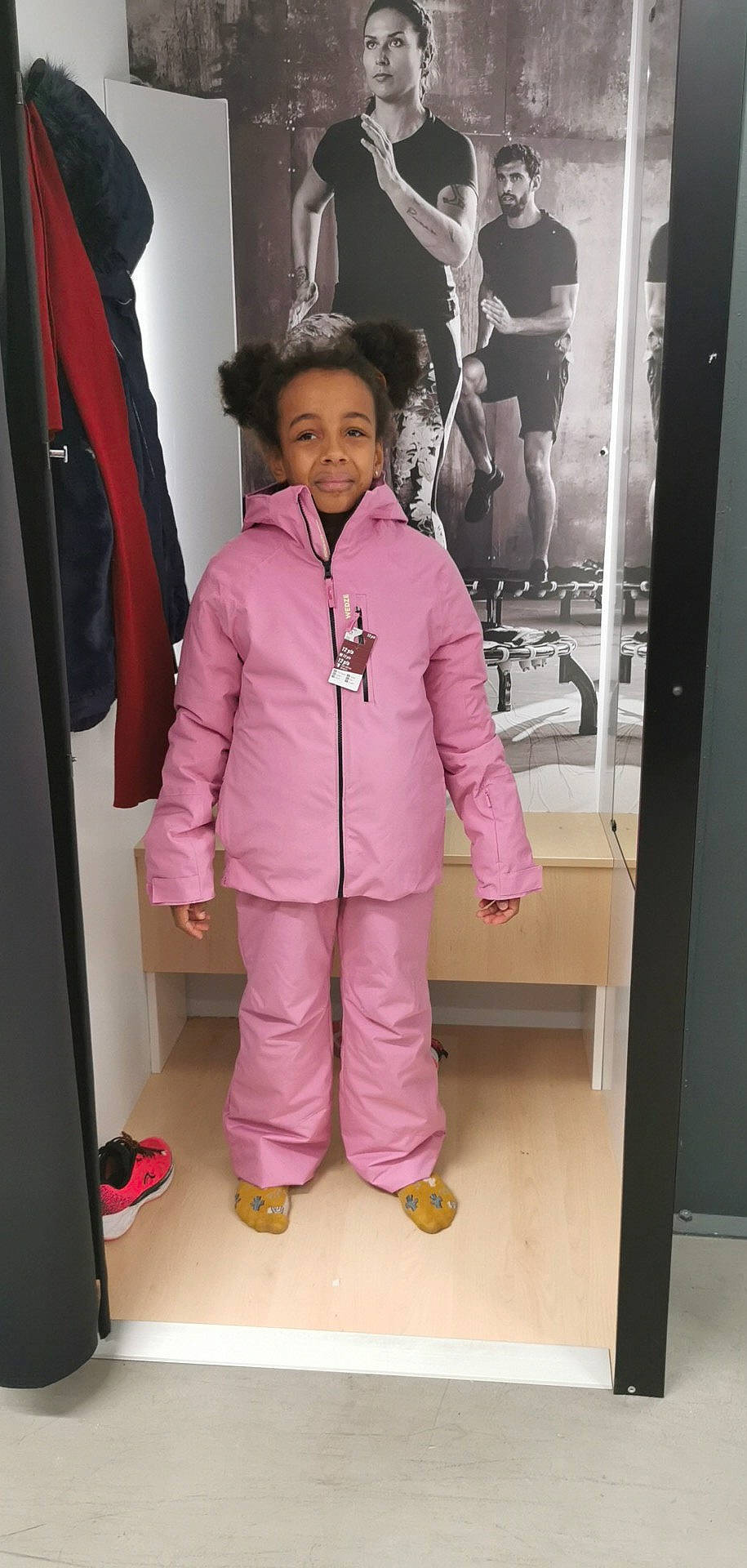 Inés participe au concours pour gagner de l'argent avec cette photo : child, door, event, fashion_design, fun, gesture, knee, magenta, mirror, person, pink, room, shoe, sleeve, smile, thumb, toddler, uniform