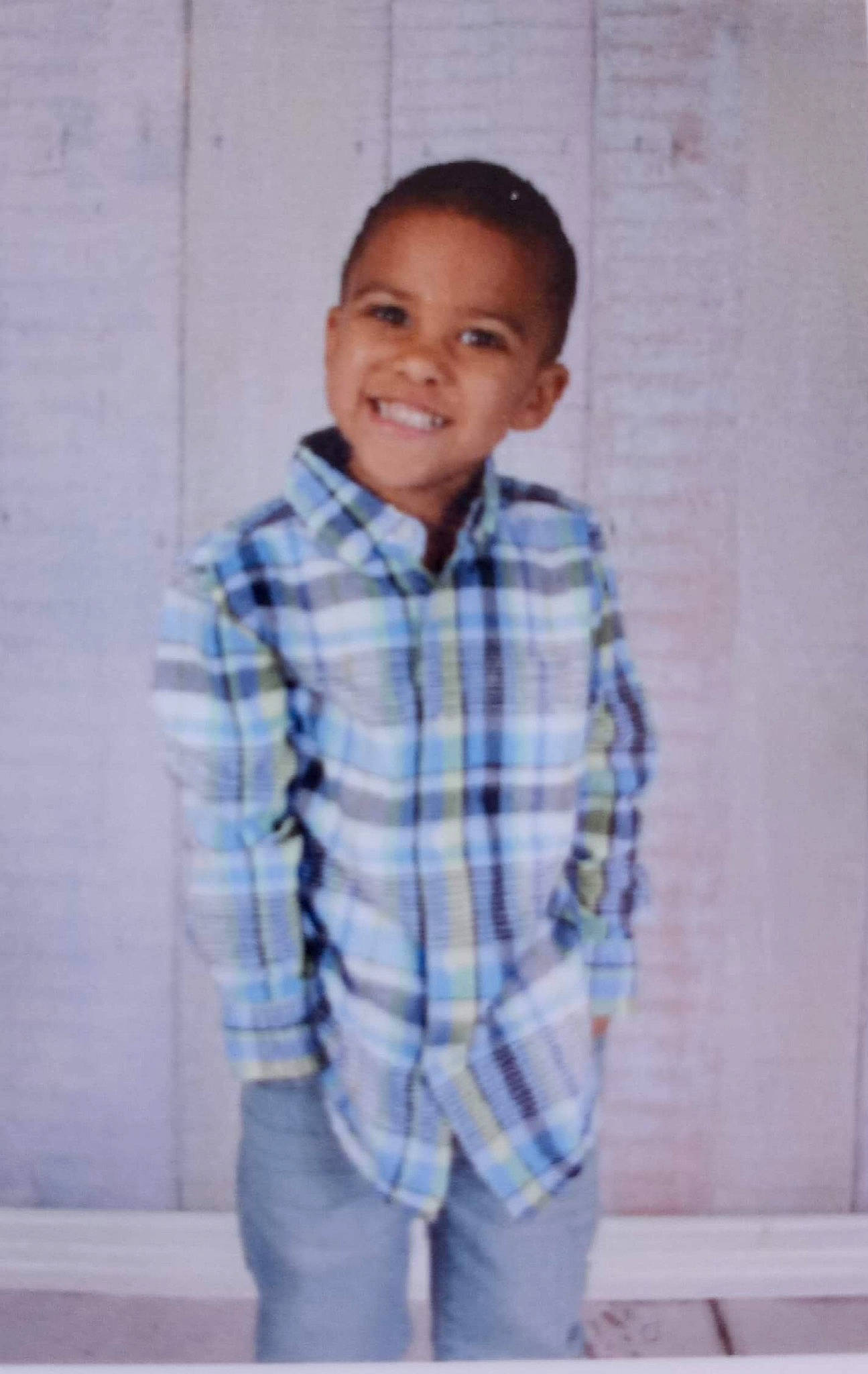 Darrius is registered to the contest to win money with this photo: collar, cool, dress_shirt, electric_blue, face, hair, happy, head, human_body, joy, neck, pattern, person, plaid, shoulder, sleeve, smile, street_fashion, t_shirt, tartan