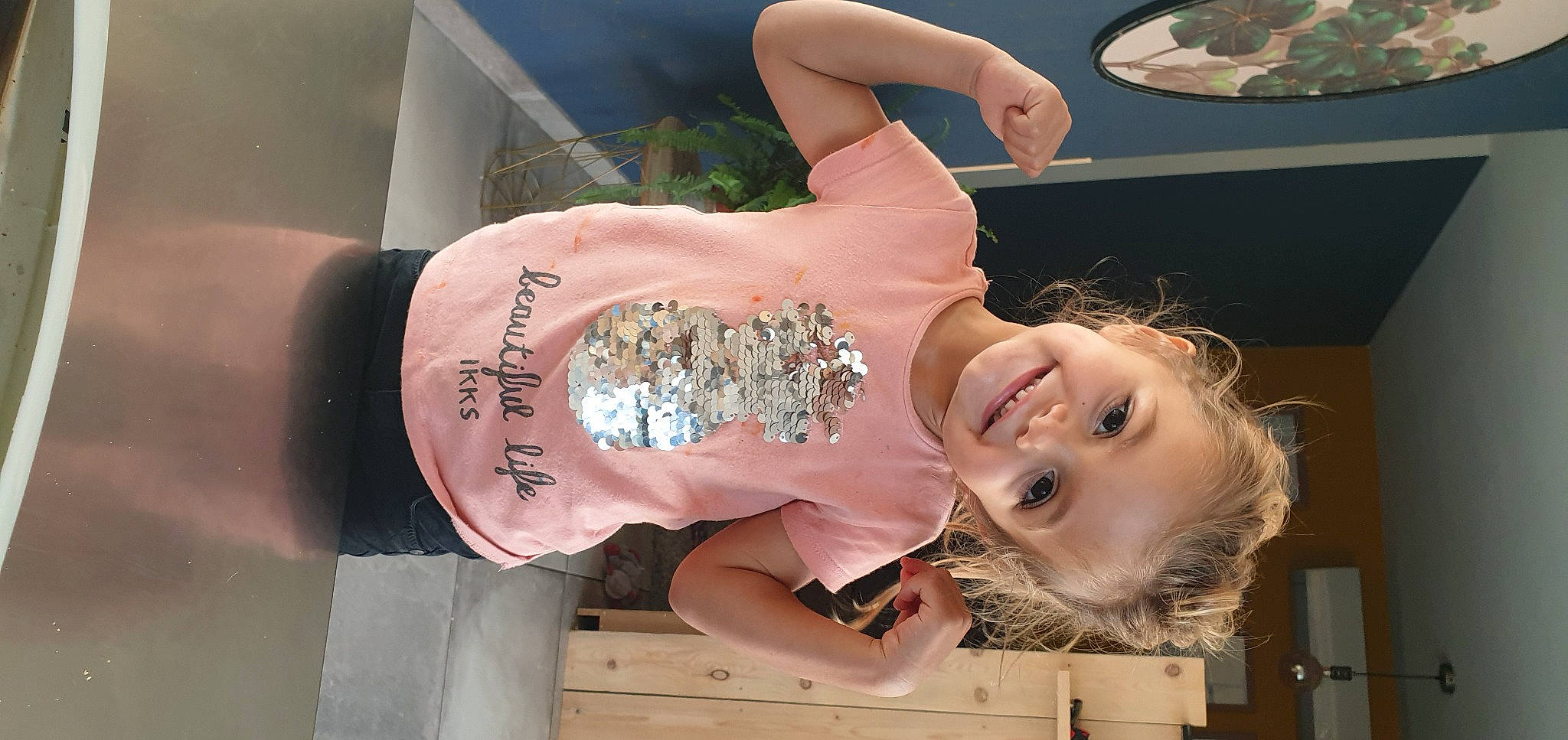 Julia a rejoint le concours — aidez-le/la à gagner de superbes lots ! beauty, blond, bracelet, cool, cosmetics, day_dress, eyelash, facial_expression, finger, happy, joy, makeover, organ, pattern, person, portrait_photography, sleeveless_shirt, style, throat, wrist