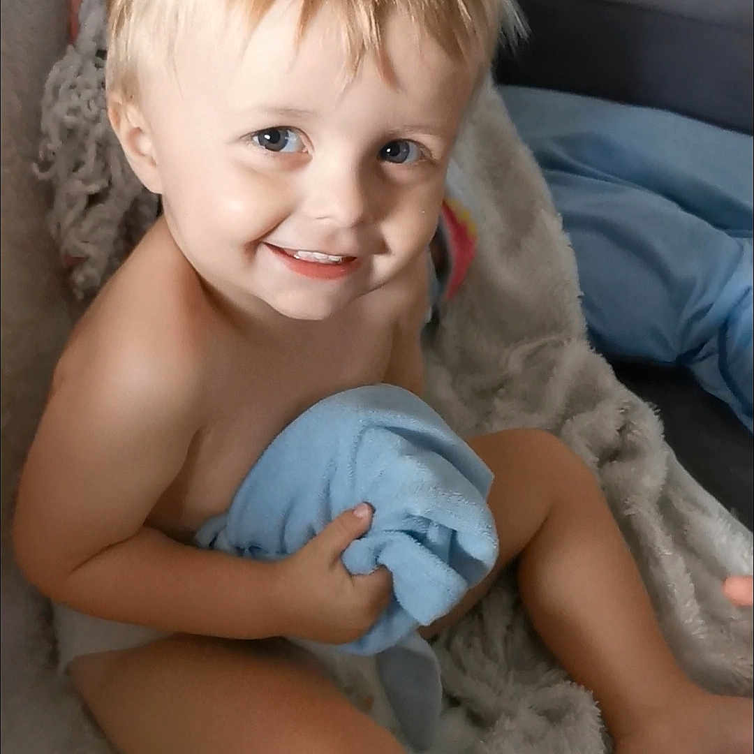 Léo a rejoint le concours — aidez-le/la à gagner de superbes lots ! baby, bed, bedroom, blanket, blonde, bodypart, cushion, face, finger, furniture, hair, hand, happy, head, homedecor, indoors, person, photography, portrait, smile