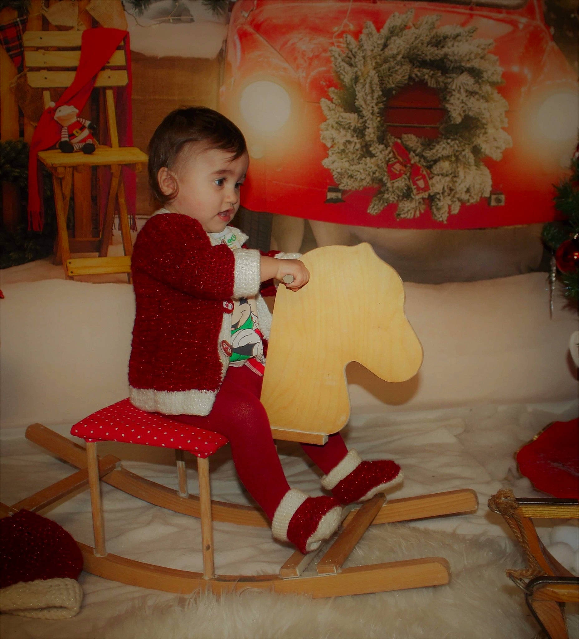 Thalia a rejoint le concours — aidez-le/la à gagner de superbes lots ! baby, chair, child, christmas, comfort, event, flooring, furniture, holiday, human_body, human_leg, lap, living_room, person, red, room, sitting, thigh, toddler, toy