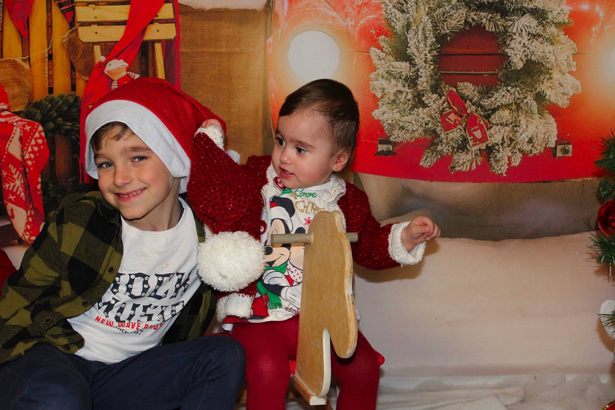 Thalia a rejoint le concours — aidez-le/la à gagner de superbes lots ! baby, child, christmas, christmas_decoration, christmas_eve, christmas_ornament, event, face, fun, happy, headwear, holiday, joy, lap, ornament, person, red, santa_claus, skin, smile