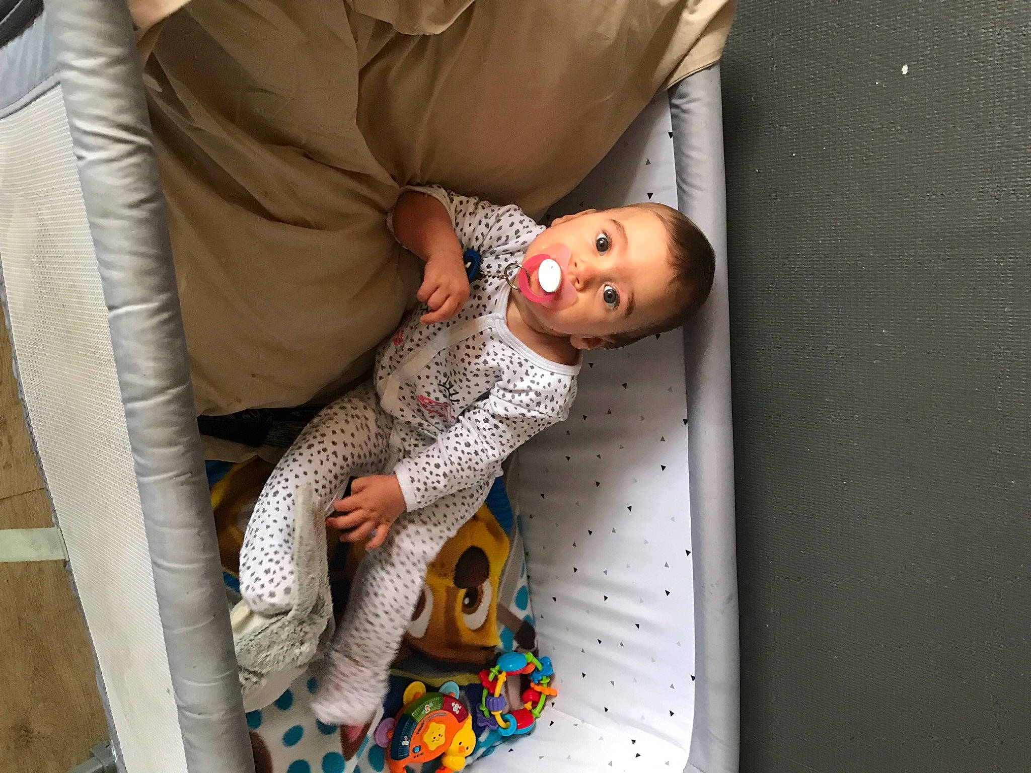 Thalia a rejoint le concours — aidez-le/la à gagner de superbes lots ! art, baby, baby_products, baby_safety, baby_toddler_clothing, child, comfort, health_care, linens, pattern, person, room, sleeve, toddler