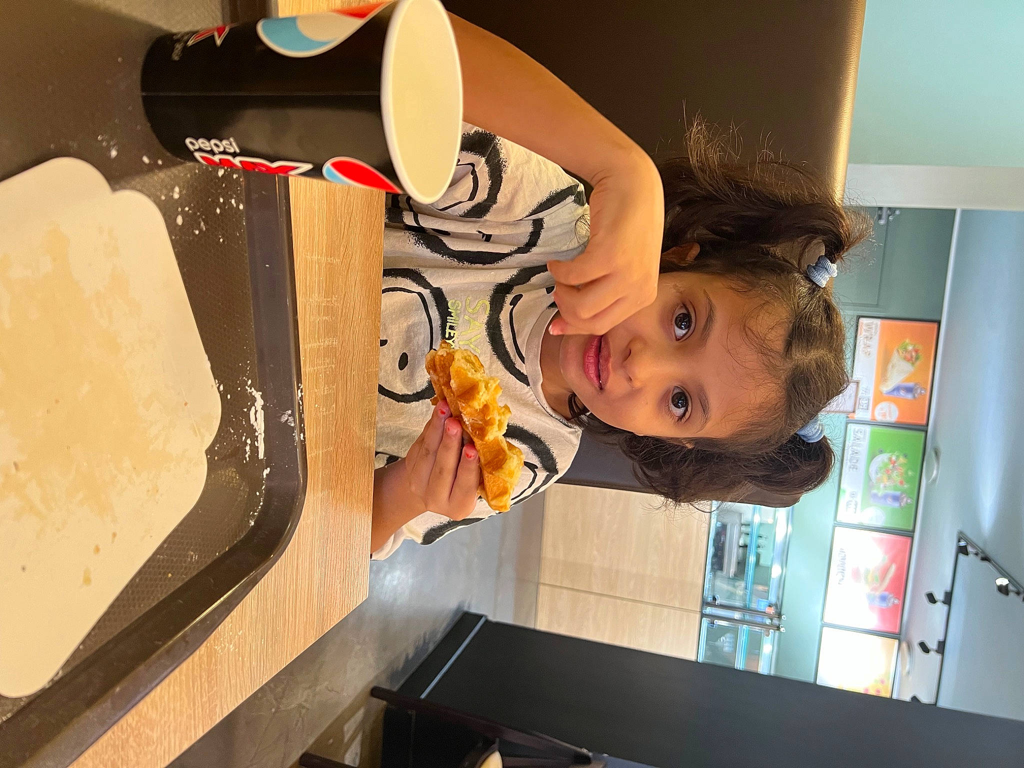 Miral participe au concours pour gagner de l'argent avec cette photo : baby, child, comfort_food, cooking, food, fun, kitchen, person, room, t_shirt, toddler, visual_arts, wood