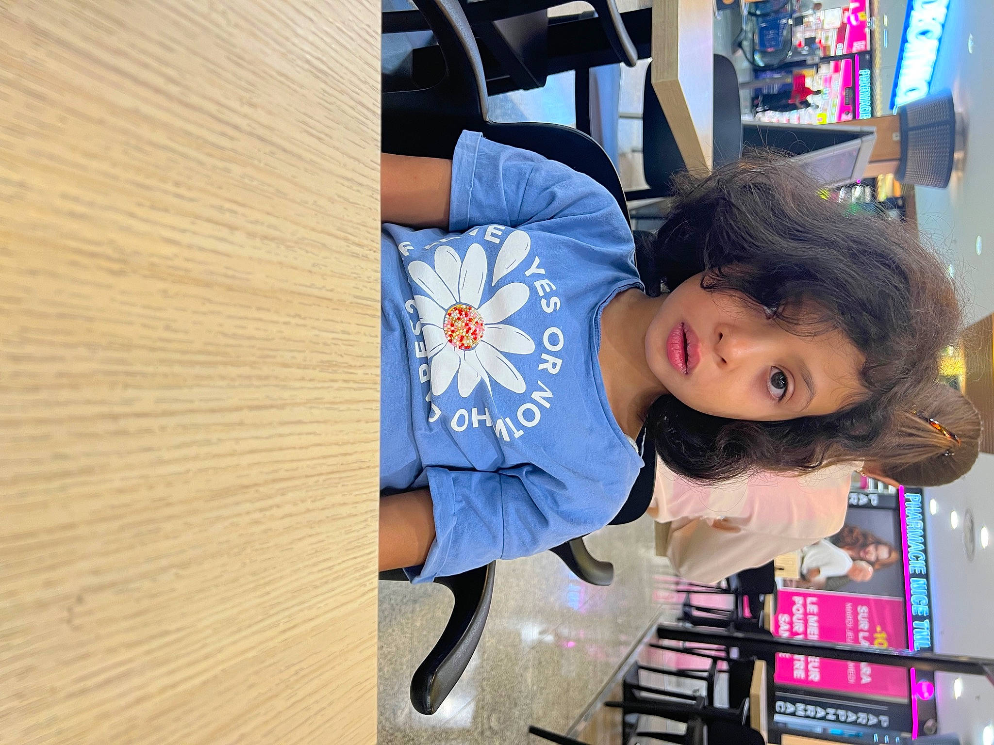 Miral a rejoint le concours — aidez-le/la à gagner de superbes lots ! black_hair, blurred, elbow, electric_blue, flooring, fun, hime_cut, human_leg, leisure, person, room, sitting, sleeve, t_shirt, thigh, wood, wrist