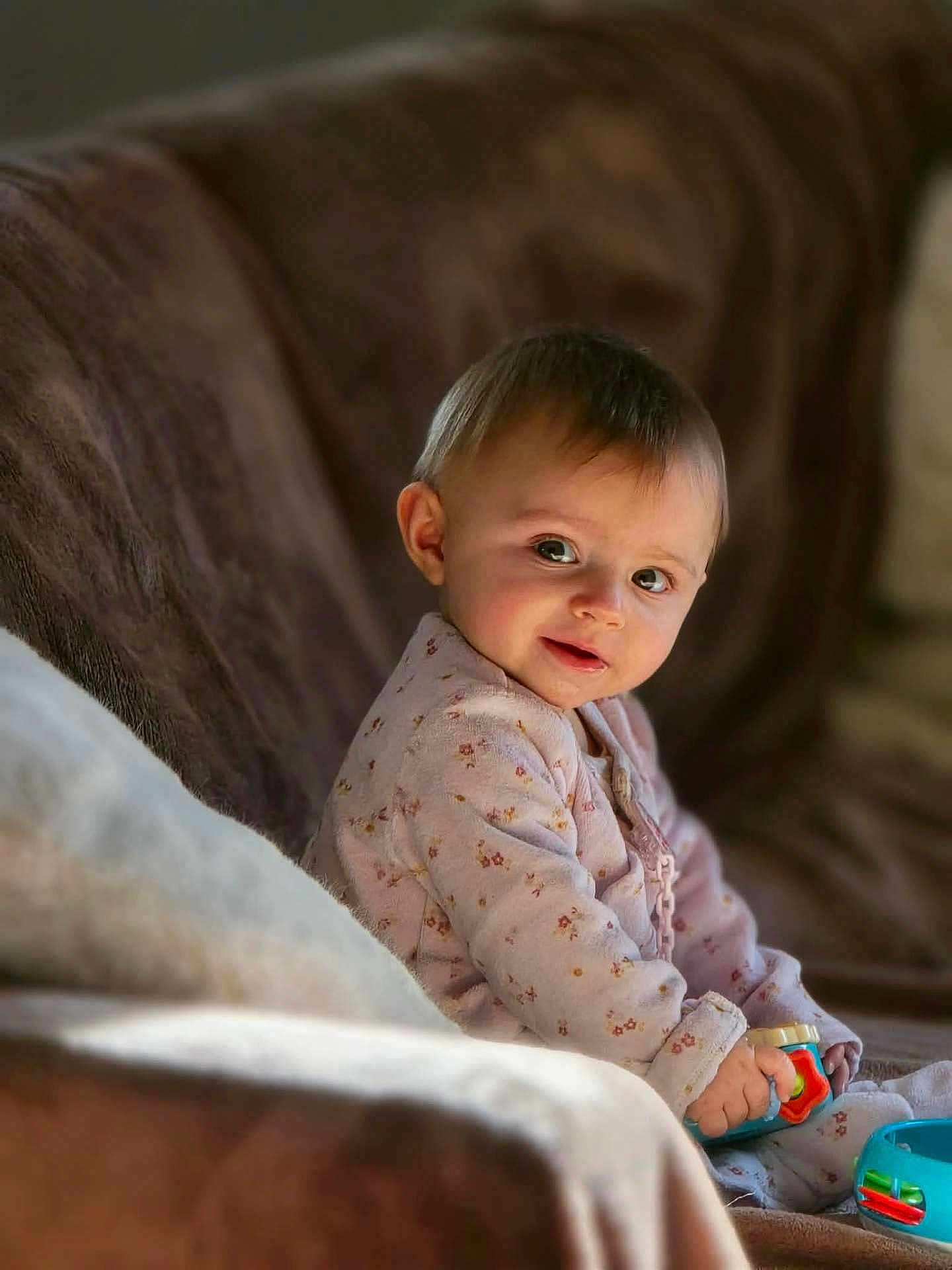 Lexana participe au concours pour gagner de l'argent avec cette photo : baby, infant, child, smile, sofa, blanket, toy, pajamas, portrait, indoor, cozy, cute, bokeh, hands, face, eyes, seat, soft_light, playtime, home