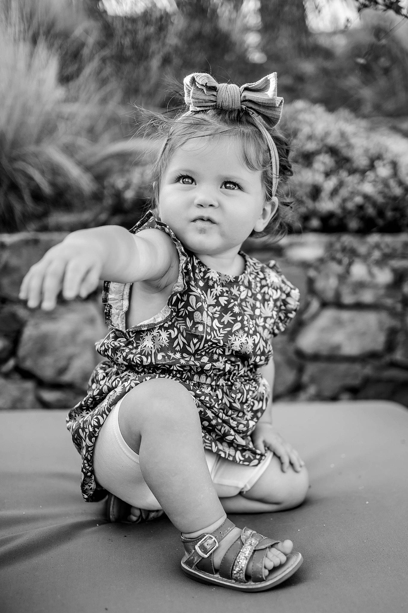 Léna participe au concours pour gagner de l'argent avec cette photo : baby, baby_toddler_clothing, black, black_and_white, child, flash_photography, fun, grass, happy, monochrome, monochrome_photography, pattern, person, photograph, sitting, snapshot, standing, stock_photography, style, toddler