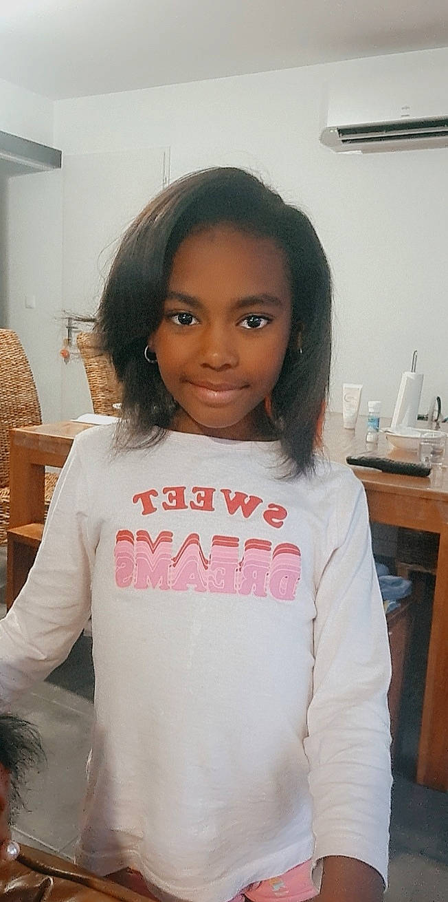 Sofia a rejoint le concours — aidez-le/la à gagner de superbes lots ! black_hair, cheek, chin, eyebrow, eyelash, fashion_design, forehead, hair, happy, head, joy, lace_wig, layered_hair, lip, long_hair, neck, nose, person, shoulder, skin