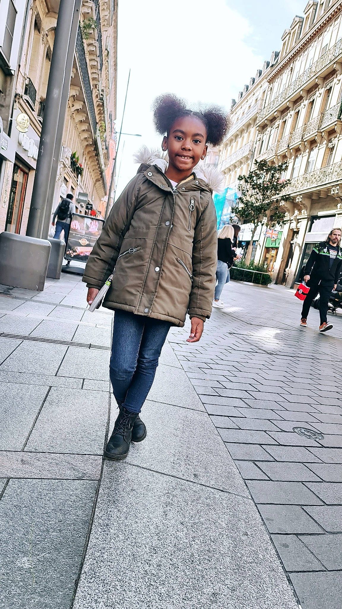 Sofia a rejoint le concours — aidez-le/la à gagner de superbes lots ! building, city, denim, flooring, fur, human_leg, infrastructure, jacket, joy, leather_jacket, pattern, pedestrian, person, plaid, road, road_surface, sidewalk, sky, sleeve, travel