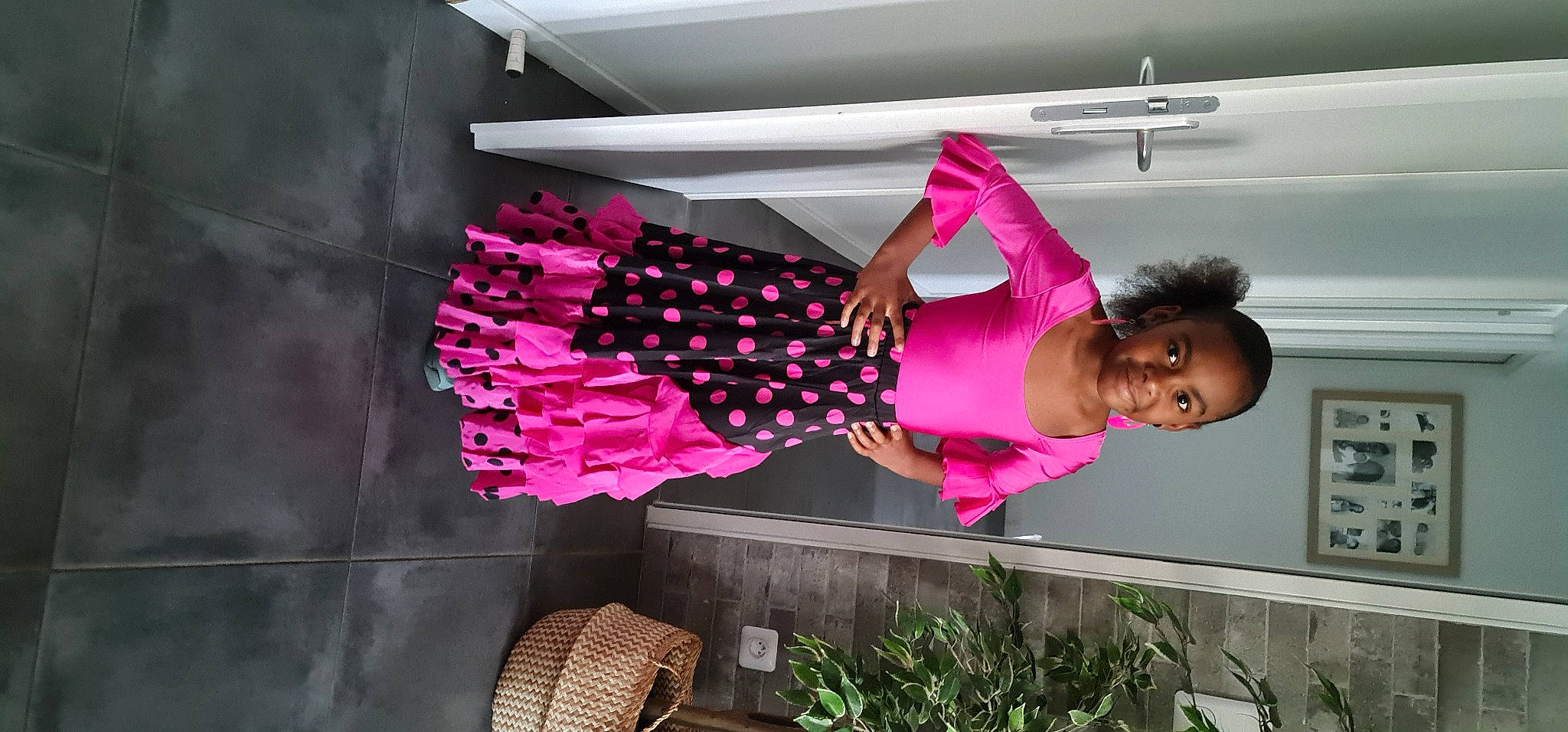 Sofia a rejoint le concours — aidez-le/la à gagner de superbes lots ! basket, ceiling, elbow, fashion_design, flowerpot, fun, happy, joy, leisure, magenta, pattern, person, picnic_basket, pink, plant, room, smile, t_shirt, thigh, waist