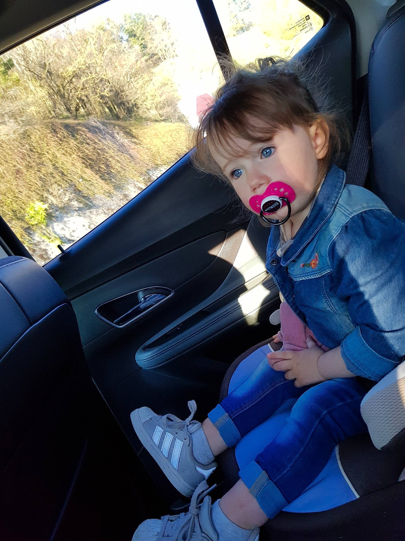 Milléna a rejoint le concours — aidez-le/la à gagner de superbes lots ! auto_part, automotive_window_part, baby_in_car_seat, car, car_seat, car_seat_cover, child, driving, family_car, passenger, person, plant, seat_belt, steering_part, steering_wheel, toddler, vehicle, vehicle_door