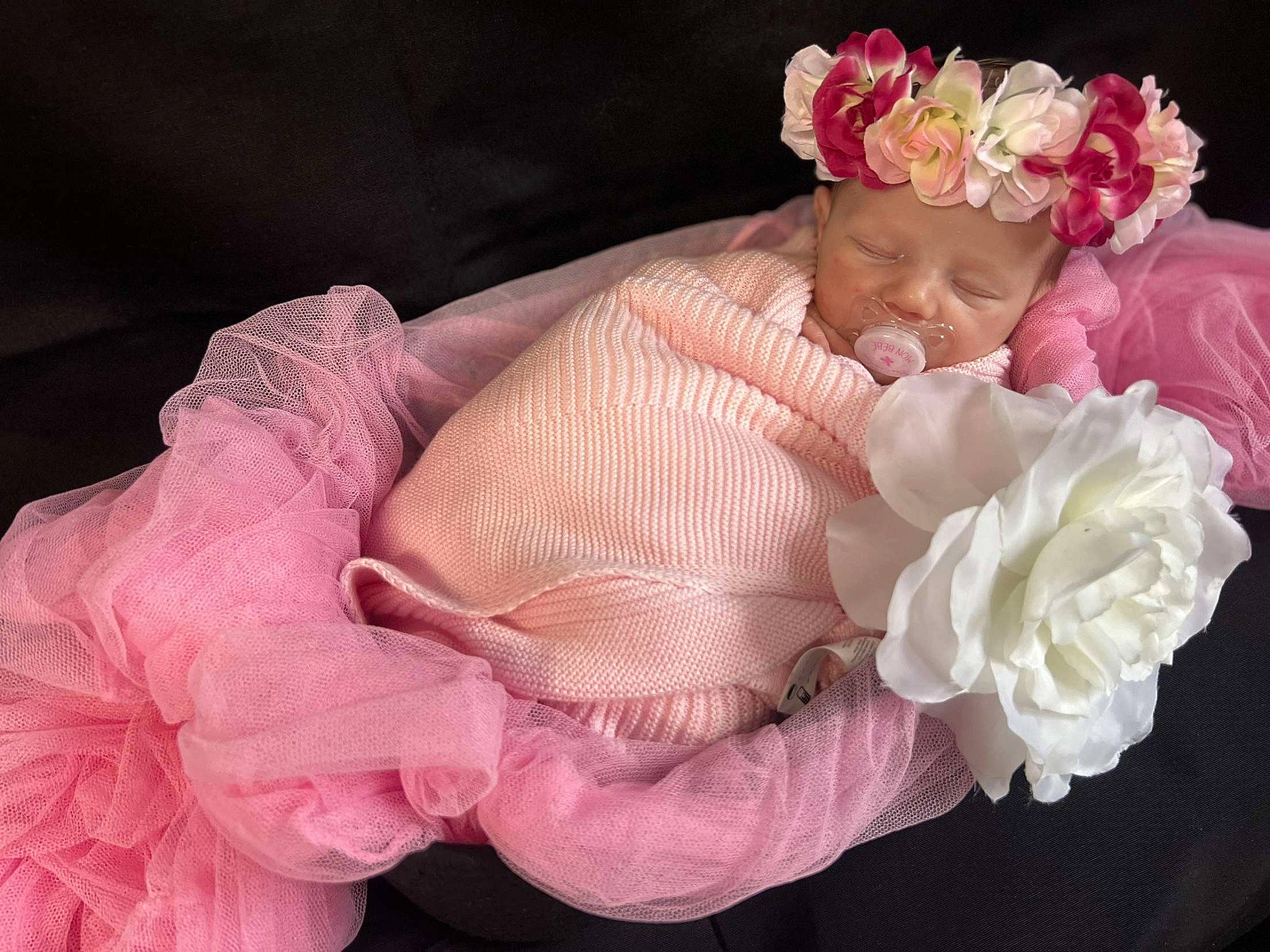 Romy participe au concours pour gagner de l'argent avec cette photo : artificial_flower, baby_toddler_clothing, beauty, bridal_accessory, cut_flowers, flower, flower_arranging, flowering_plant, garden_roses, hair_accessory, hand, headgear, headpiece, headwear, person, petal, pink, plant, product, rose