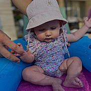 Elena a rejoint le concours — aidez-le/la à gagner de superbes lots ! baby, child, inflatable_pool, hat, floral_clothing, hand, water, summer, outdoor, infant, skin, foot, leg, sitting, cute, sun_hat, person, childhood, toddler, colorful
