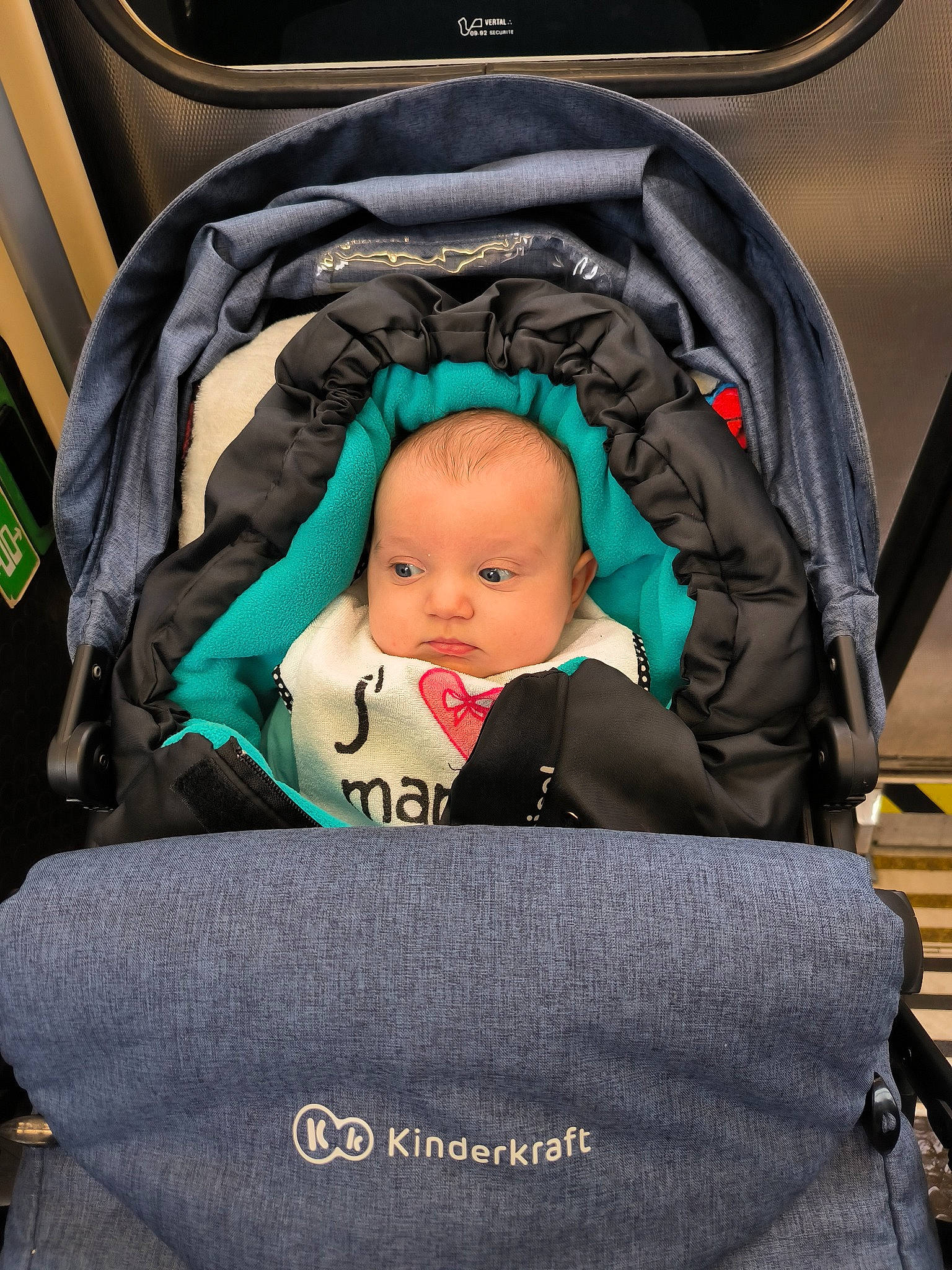 Thibault participe au concours pour gagner de l'argent avec cette photo : baby, baby_carriage, baby_in_car_seat, baby_products, baby_safety, baby_sleeping, baby_toddler_clothing, car_seat, child, comfort, green, infant_bed, person, service, sitting, toddler