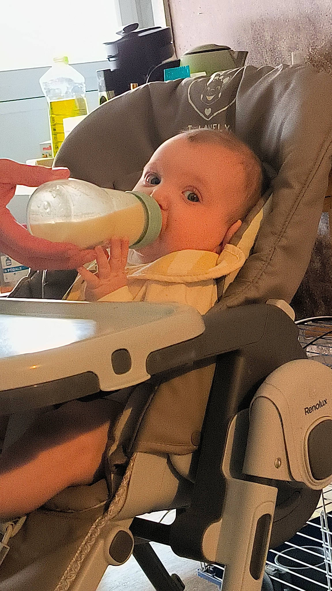 Thibault participe au concours pour gagner de l'argent avec cette photo : auto_part, baby, baby_carriage, baby_products, baby_safety, carmine, chair, child, comfort, eye, health_care, human_leg, lap, nail, person, personal_protective_equipment, service, sitting, thigh, thumb