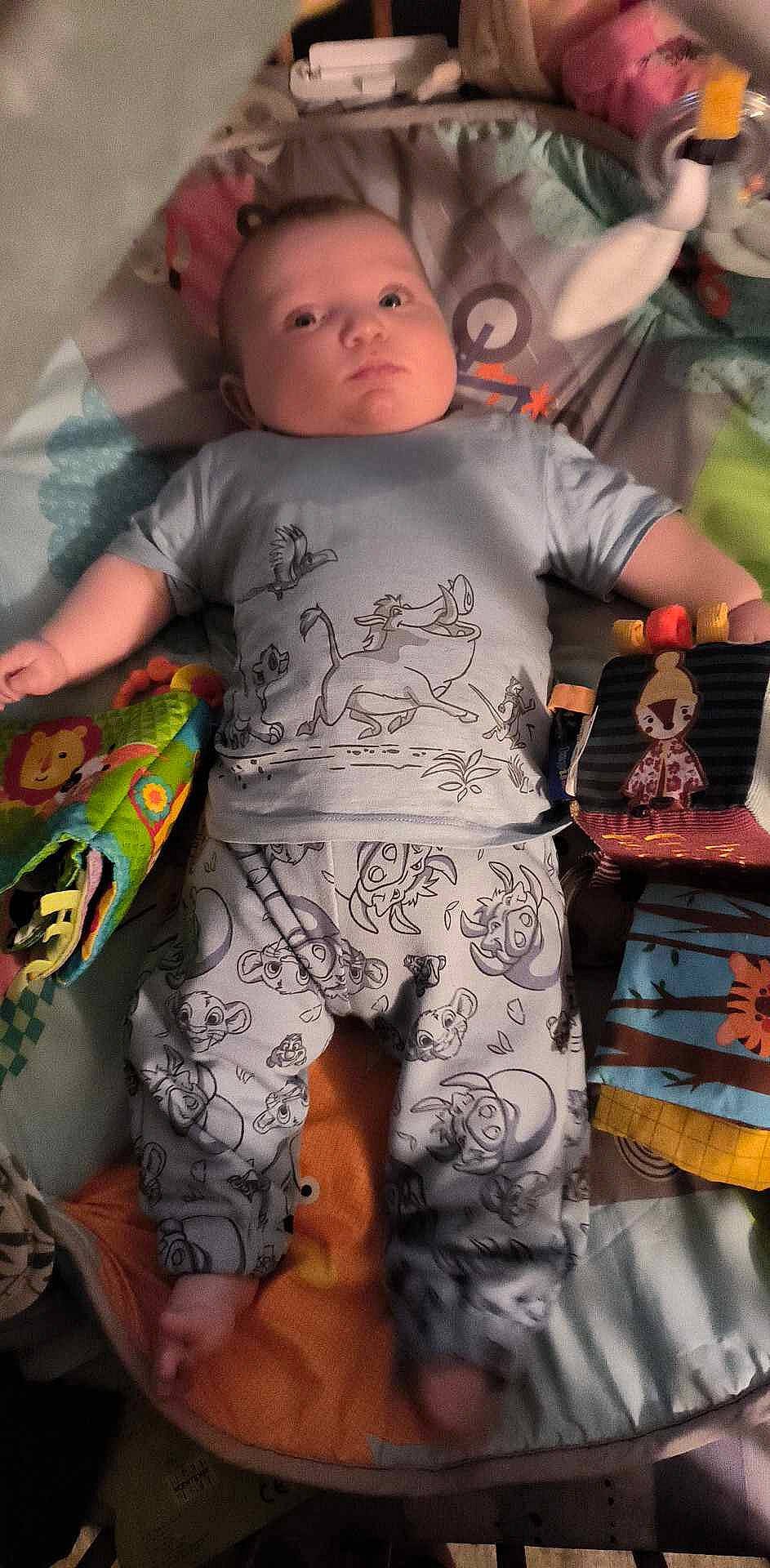 Thibault a rejoint le concours — aidez-le/la à gagner de superbes lots ! baby, baby_toddler_clothing, chest, child, elbow, fashion_design, flesh, fun, happy, head, human_leg, knee, pattern, person, room, sitting, sleeve, t_shirt, thigh, toddler