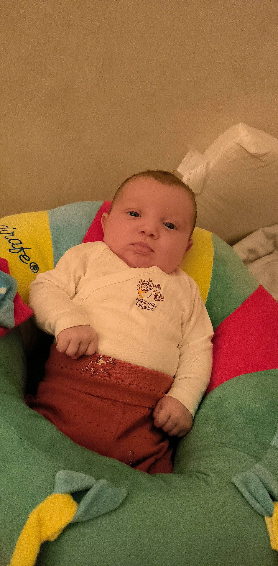 Thibault a rejoint le concours — aidez-le/la à gagner de superbes lots ! abdomen, baby, baby_products, baby_toddler_clothing, carmine, cheek, child, comfort, couch, eye, happy, knee, lap, linens, person, room, sitting, skin, sleeve, stomach