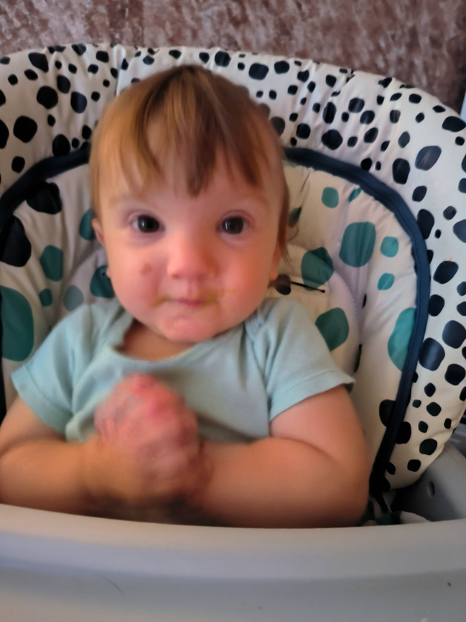 Stella a rejoint le concours — aidez-le/la à gagner de superbes lots ! baby, baby_toddler_clothing, cheek, child, chin, comfort, elbow, eye, eyelash, finger, hairstyle, iris, linens, pattern, person, sitting, skin, sleeve, smile, t_shirt