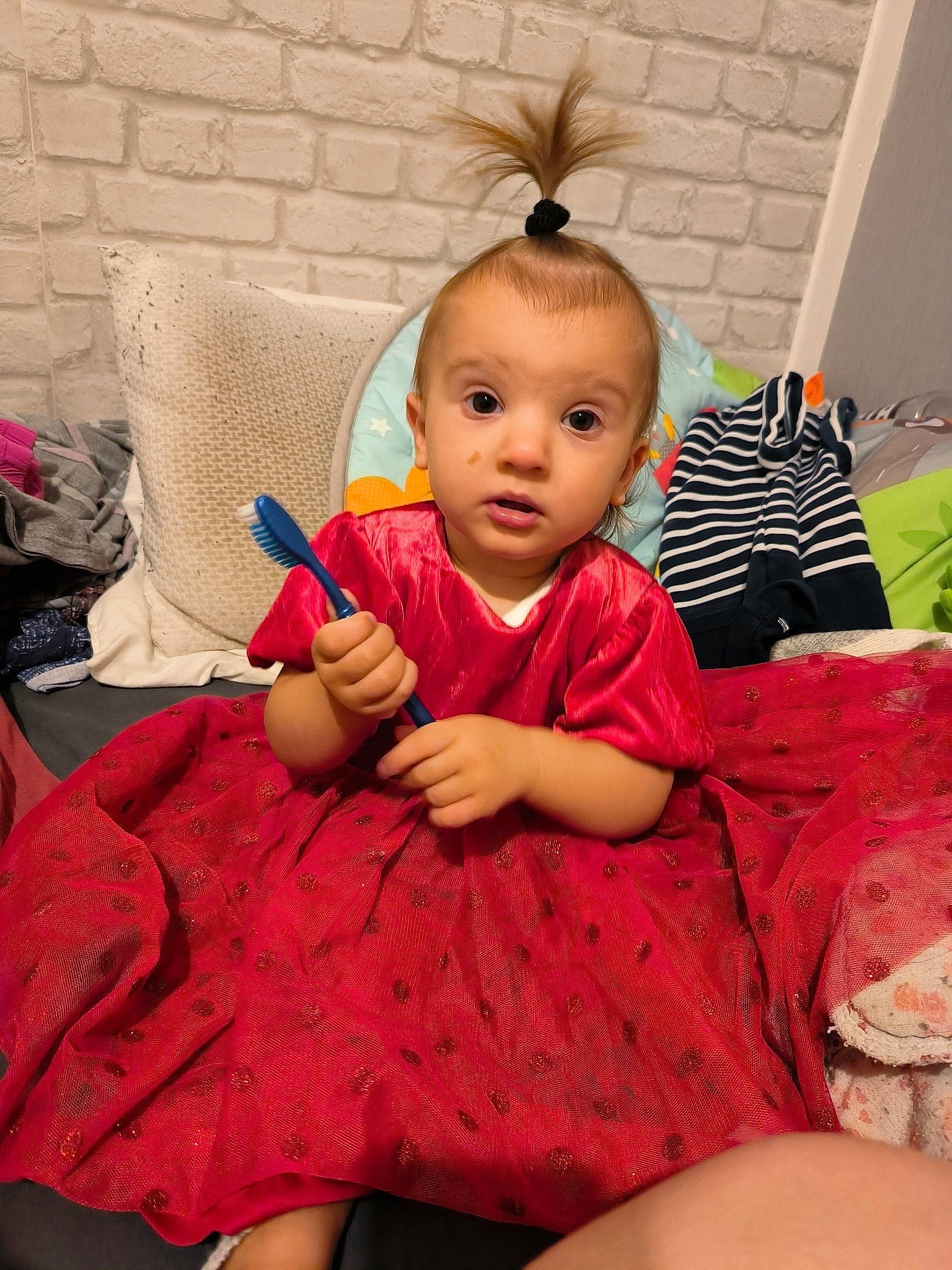 Stella participe au concours pour gagner de l'argent avec cette photo : baby, baby_toddler_clothing, child, comfort, day_dress, dress, eye, fun, happy, human_leg, lap, magenta, pattern, person, pink, room, sitting, skin, sleeve, surprise