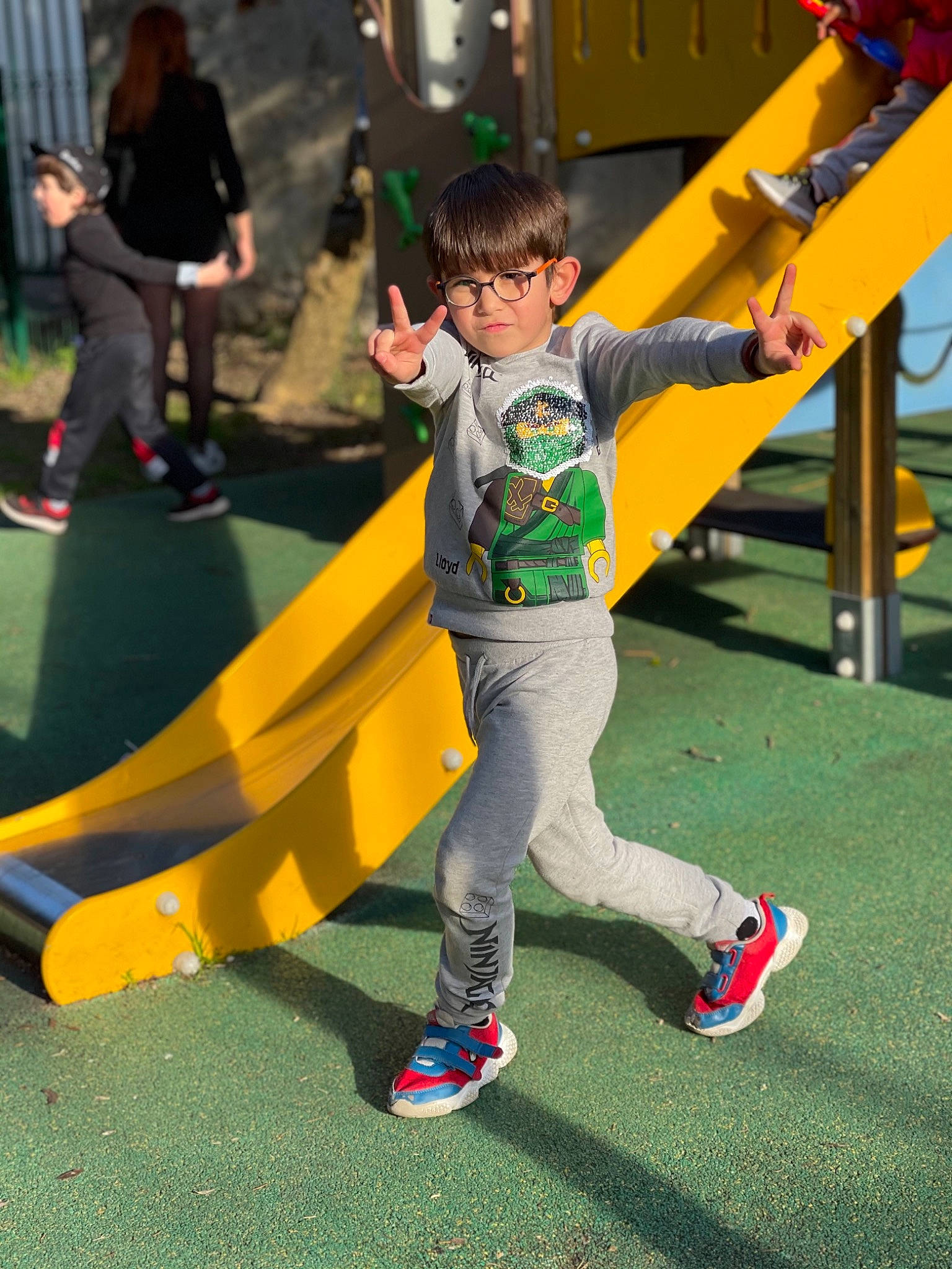 Veljko participe au concours pour gagner de l'argent avec cette photo : child, chute, city, costume, event, fun, games, grass, leisure, person, play, playground, recreation, shoe, shorts, sneakers, t_shirt, toddler