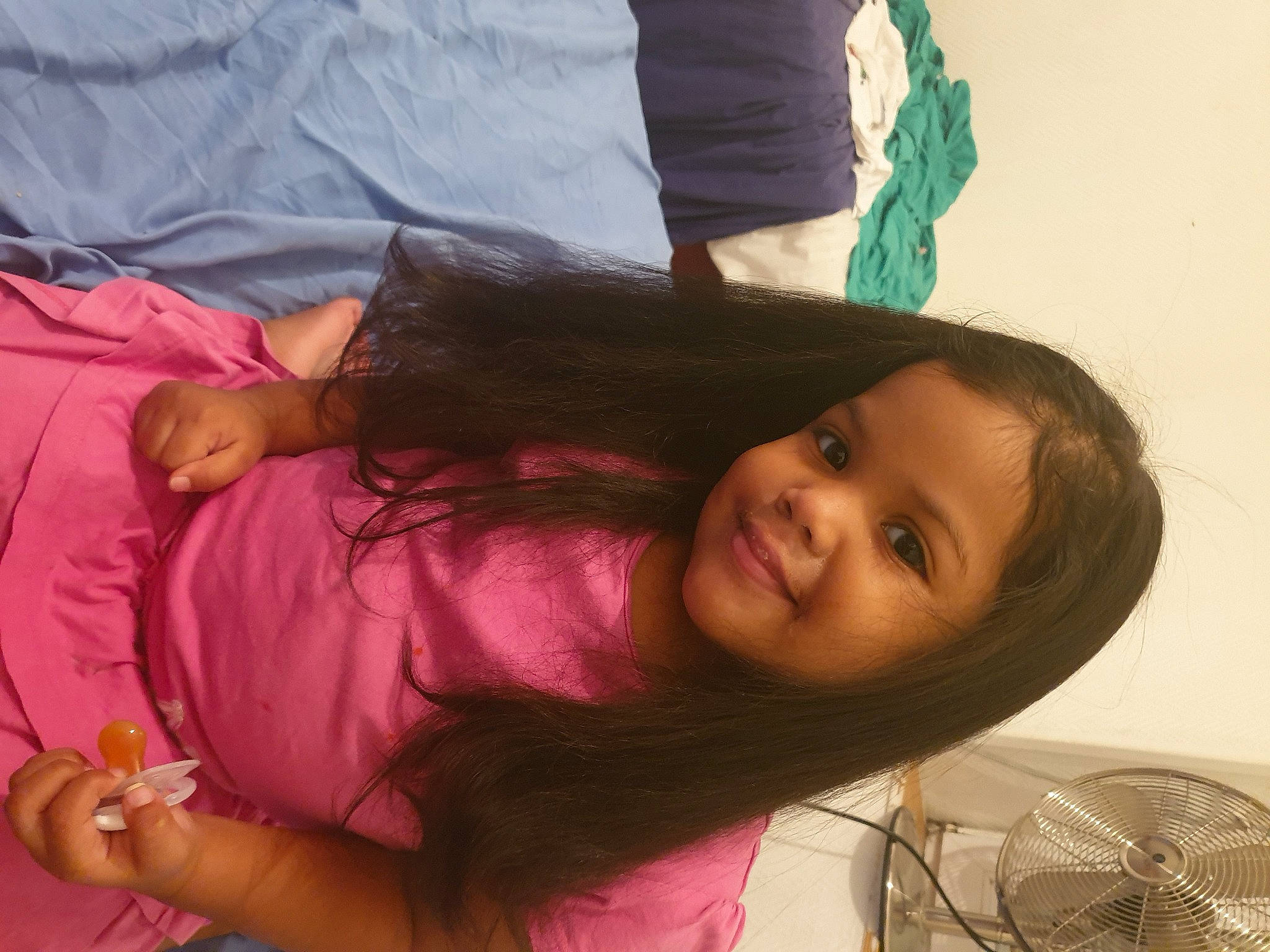 Abigail a rejoint le concours — aidez-le/la à gagner de superbes lots ! arm, beauty, black_hair, child, comfort, eyelash, fun, happy, joy, lip, long_hair, magenta, mechanical_fan, mouth, nose, person, pink, room, sitting, skin