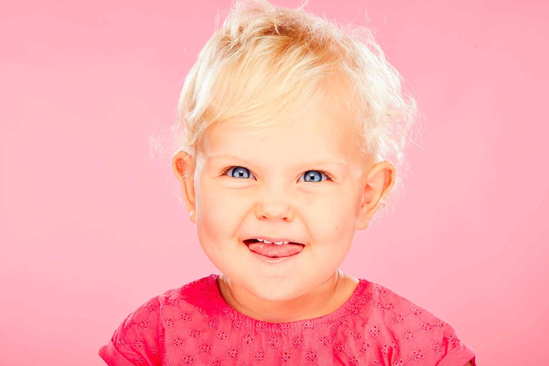 Jeanne a rejoint le concours — aidez-le/la à gagner de superbes lots ! toddler, child, smiling, tongue_out, blue_eyes, blond_hair, pink_background, pink_dress, portrait, cute, happy, baby, face, expression, studio_photo, close_up, innocent, playful, young_child, fashion