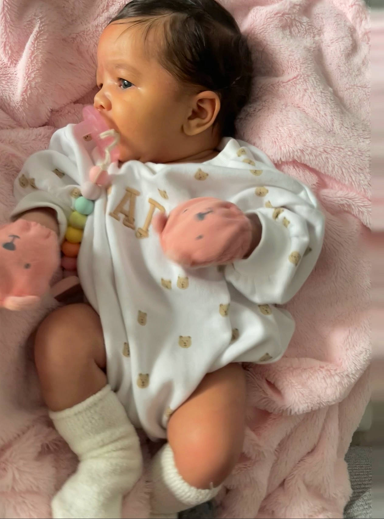 Amor is registered to the contest to win money with this photo: abdomen, arm, baby, baby_products, baby_sleeping, baby_toddler_clothing, cheek, child, comfort, face, hand, head, human_body, linens, nail, person, pink, sitting, skin, thumb