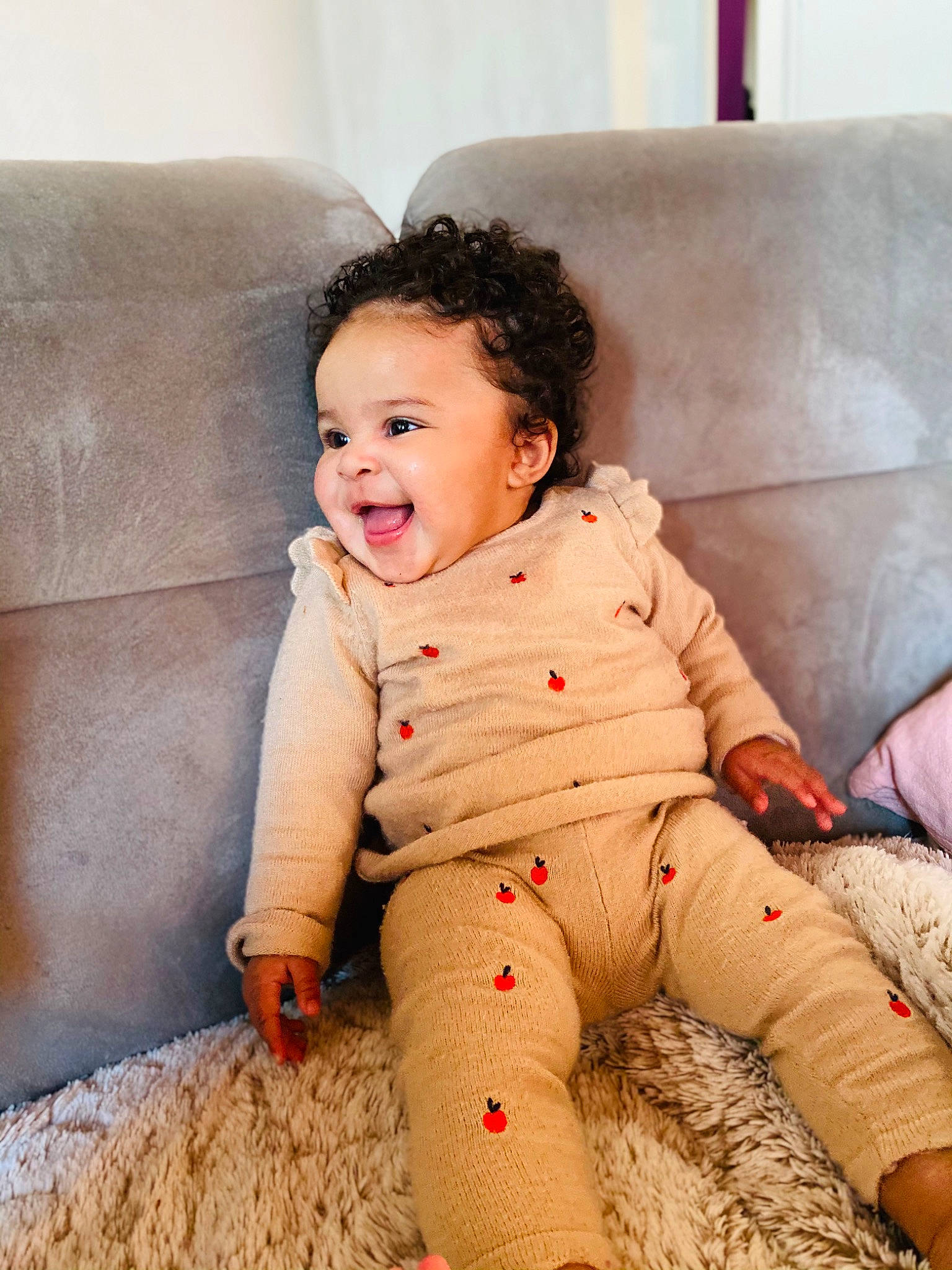 Sira a rejoint le concours — aidez-le/la à gagner de superbes lots ! baby, baby_toddler_clothing, ball, cheek, child, comfort, couch, face, flash_photography, floor, flooring, fun, fur, happy, person, sitting, skin, sleeve, smile, toddler