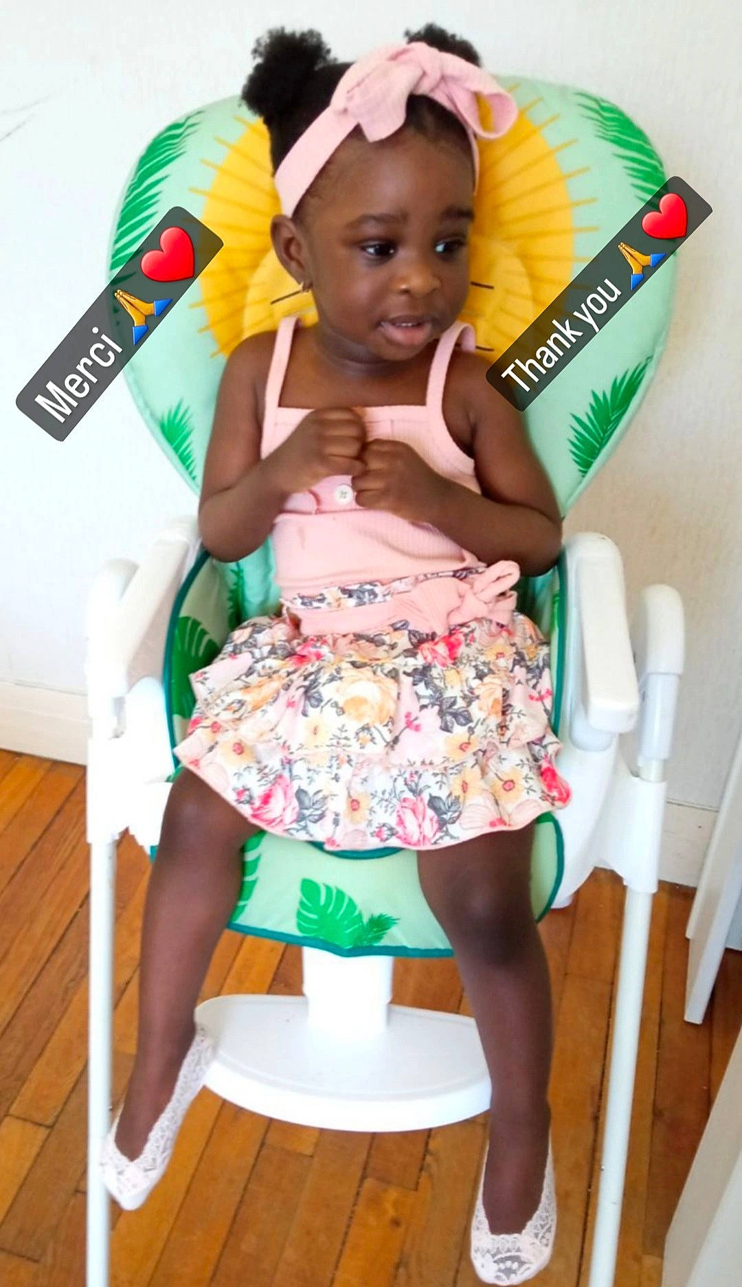 Blessing participe au concours pour gagner de l'argent avec cette photo : baby_products, baby_toddler_clothing, chair, child, event, fun, green, happy, human_leg, knee, person, room, sandal, shorts, smile, t_shirt, thigh, toddler, waist, white